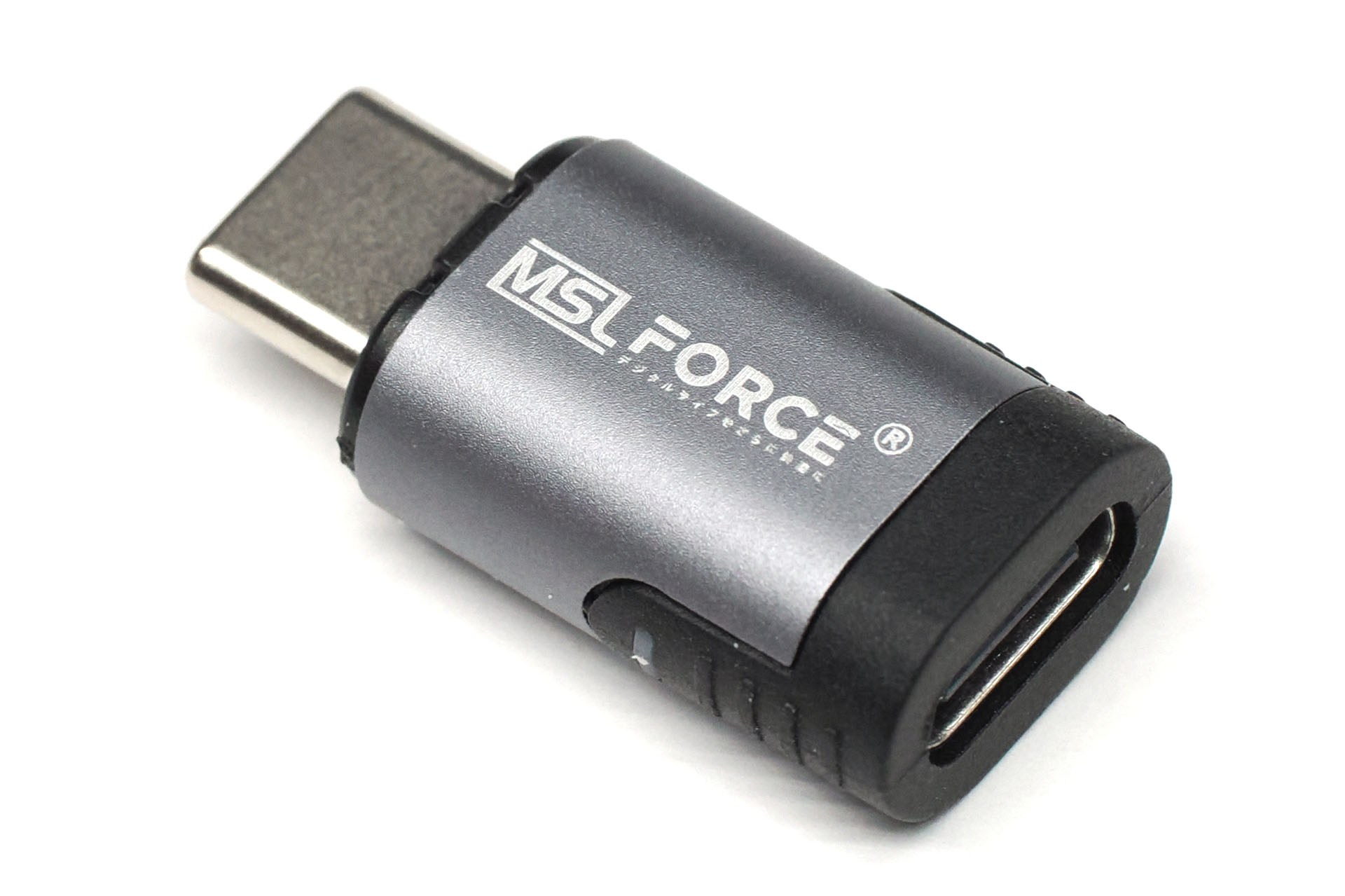 これはMSL FORCEブランドの「USB-Cマグネット変換アダプター」で、Amazonで1280円で買ったもの。USB-Cポートに対してUSB-Cケーブルをマグネット着脱できるようにするアダプターだ。240WまでのPD充電と40Gbpsのデータ転送に対応している、と書いてあった。