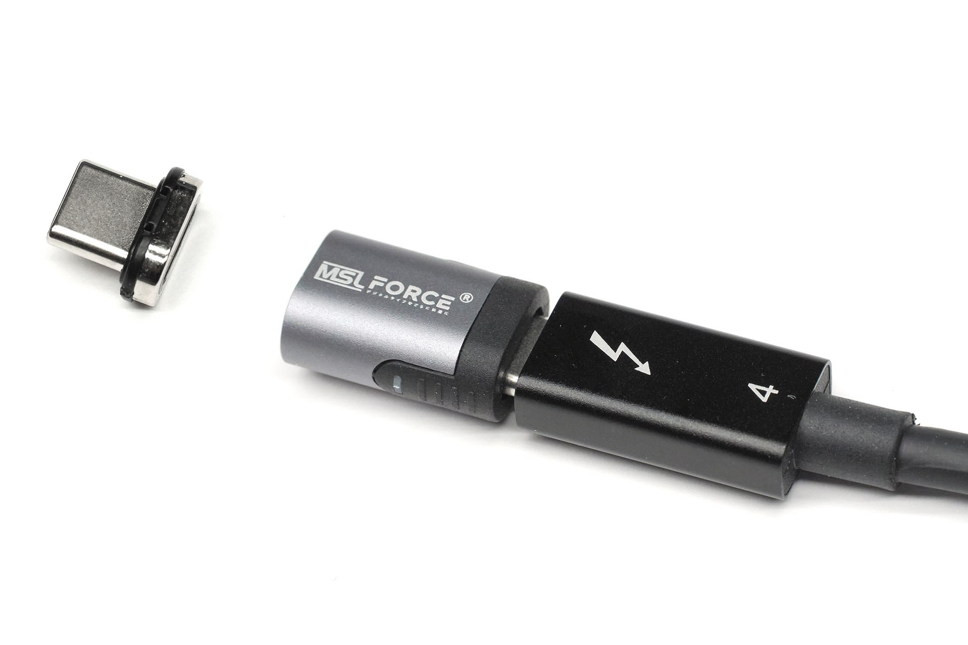 こんなふうにUSB-C端子部がマグネット着脱するアダプター。USB-Cケーブルをつなげば、そのケーブルがマグネット着脱対応になるというわけだ。
