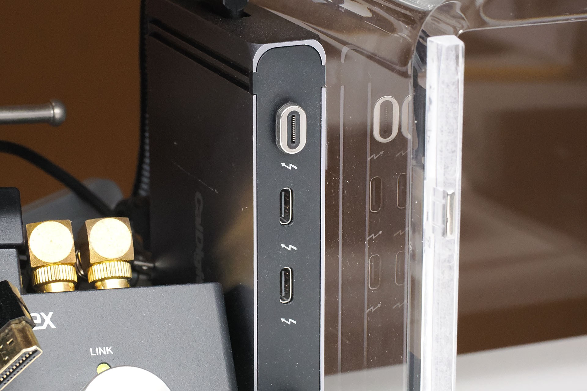 マグネット着脱のUSB-C端子はPCとつながったUSB-Cハブにセット。