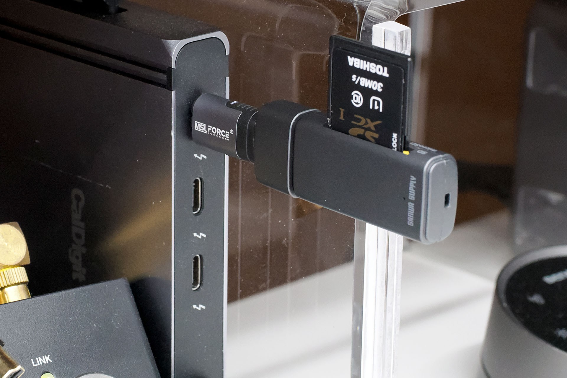 結果、USB-Cハブとカードリーダーがマグネット着脱できるようになった。