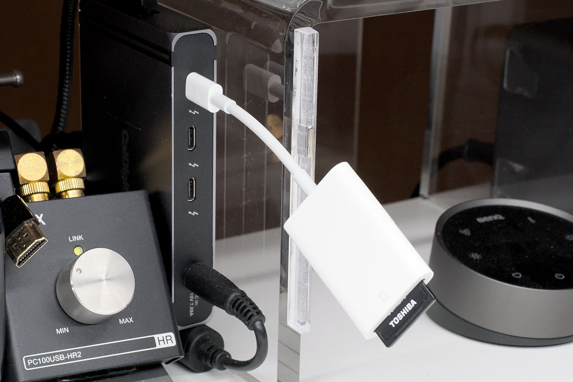Apple純正「USB-C - SDカードリーダー（A2082）」をCalDigit「ELEMENT HUB」につないで使っている。ほぼ毎日使っている。