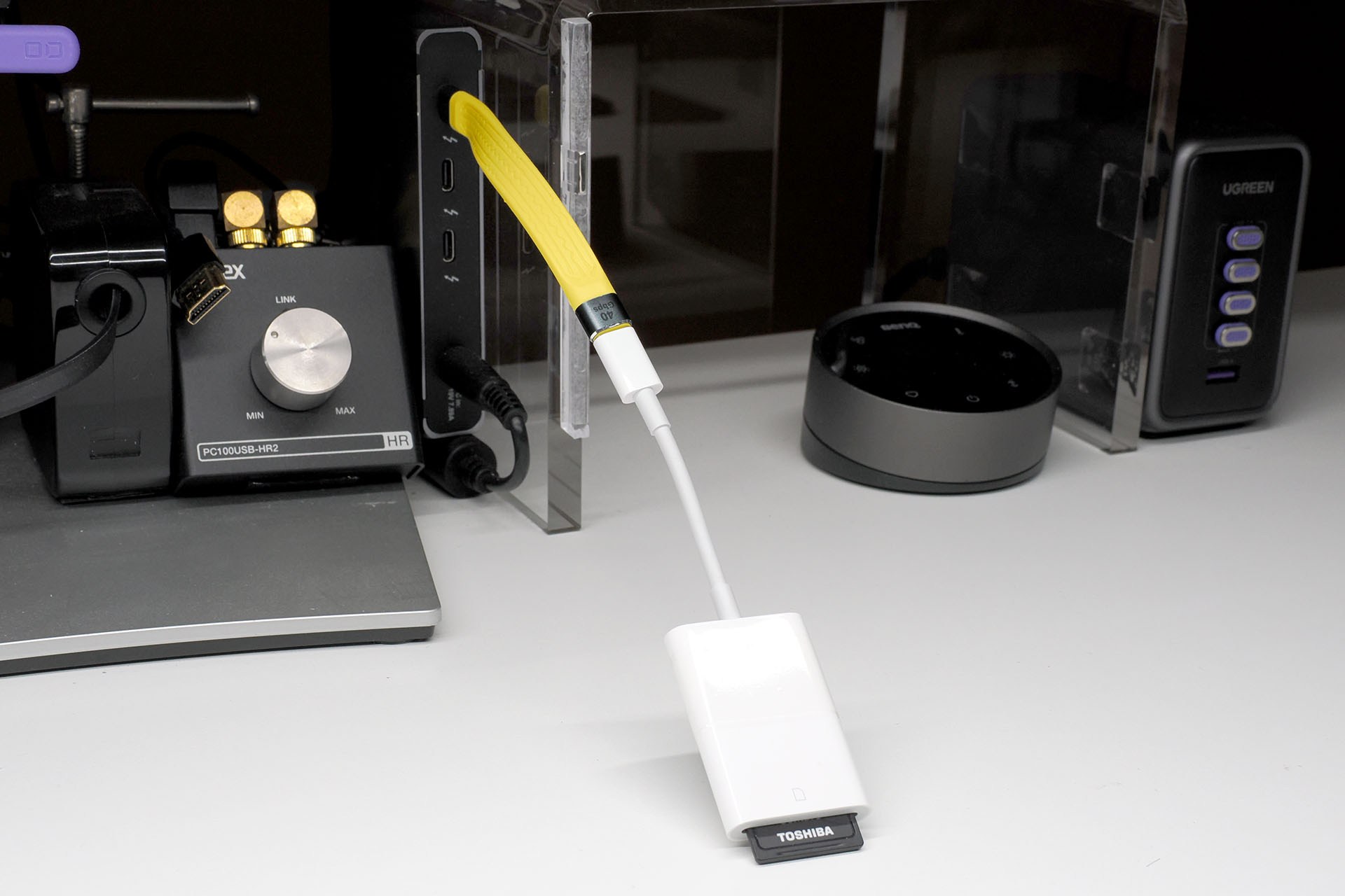 ハブにUSB-C延長ケーブルをつなぎ、そこにカードリーダーをつなぐようにした。これでハブ側のUSB-Cポートにかかる負担が大きく減った。