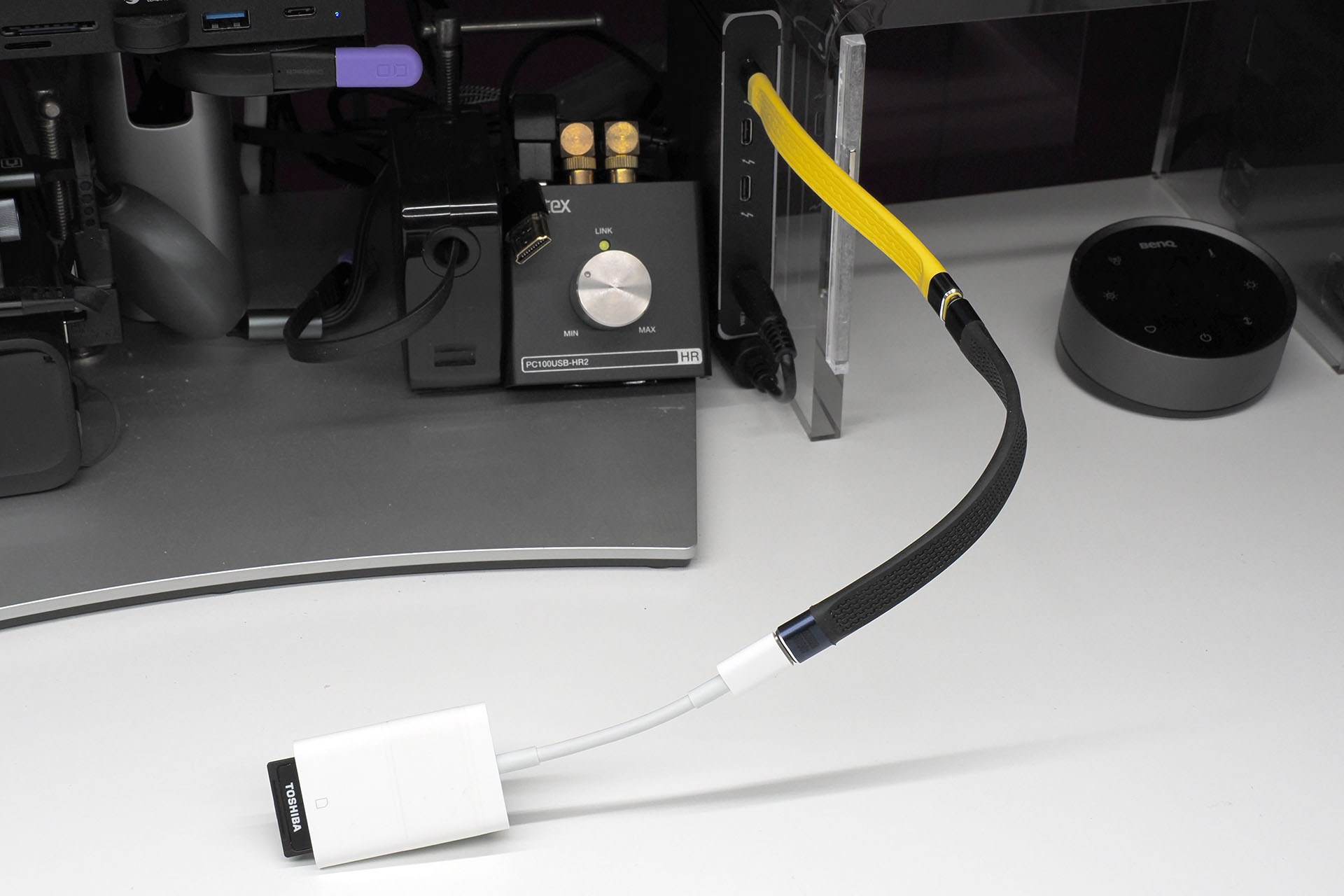 さらにハブにもカードリーダーにもUSB-C延長ケーブルを接続。延長ケーブルどうしを挿抜することにより、ハブとカードリーダーの端子にかかる負担を減らせた。