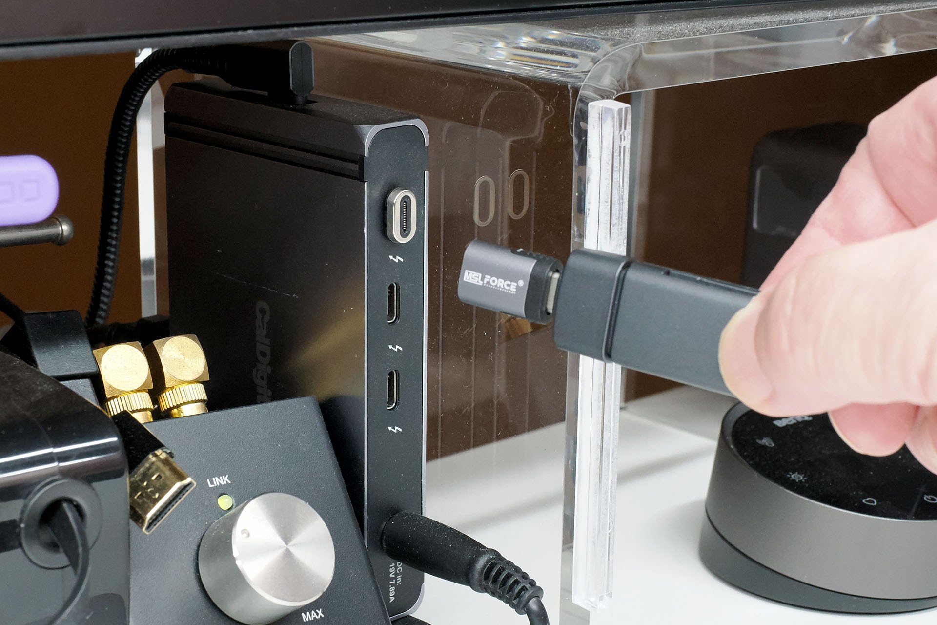 MSL FORCEブランド「USB-Cマグネット変換アダプター」により、ハブとカードリーダーがマグネット着脱できるようになった。
