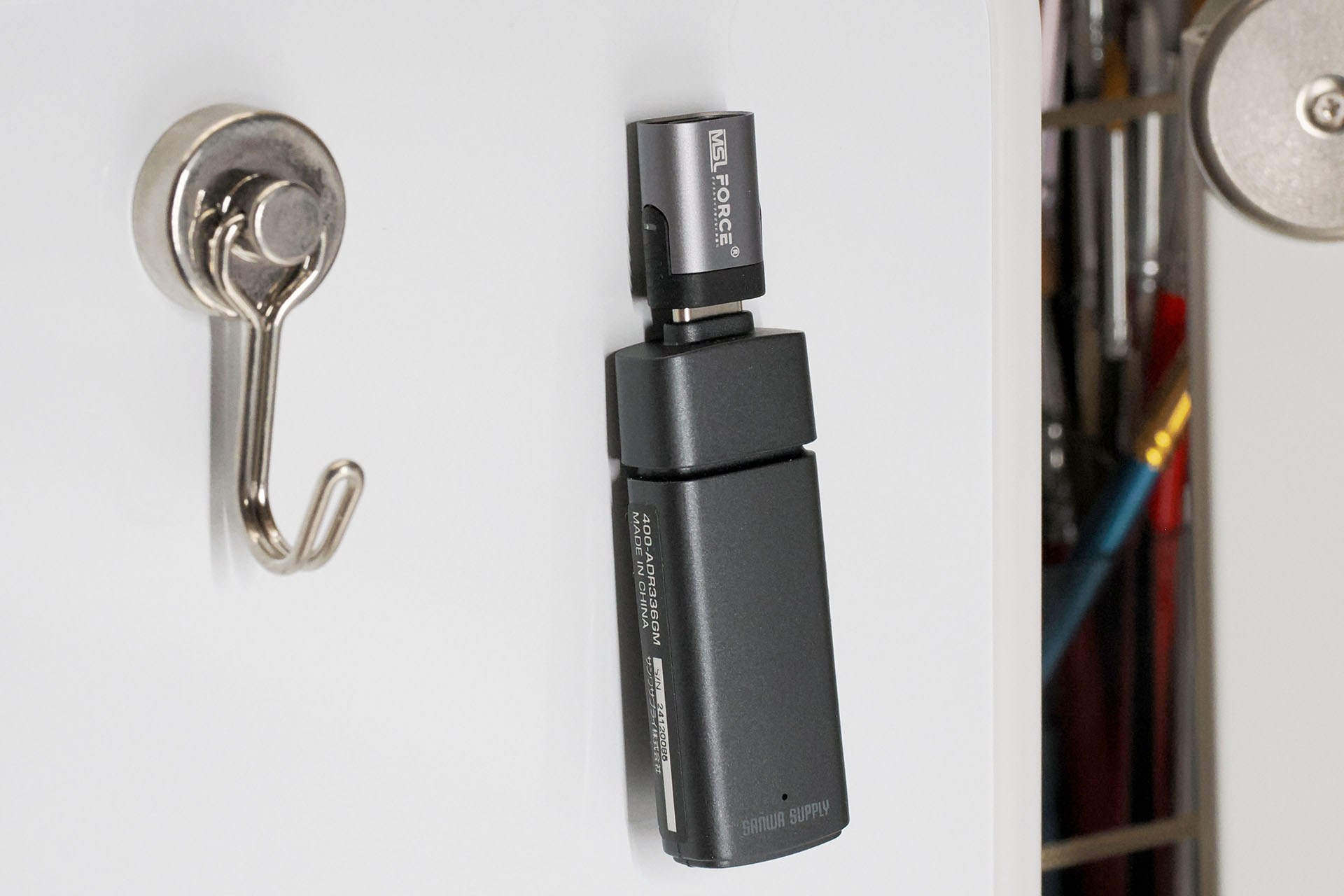 MSL FORCEブランド「USB-Cマグネット変換アダプター」のマグネット吸着力はかなり強い部類なので、接続中に外れにくいという安心感がある。それに加え、アダプター部はスチール面によく吸着し、軽いカードリーダー程度なら「カードリーダーを空中収納」することも可能だ。