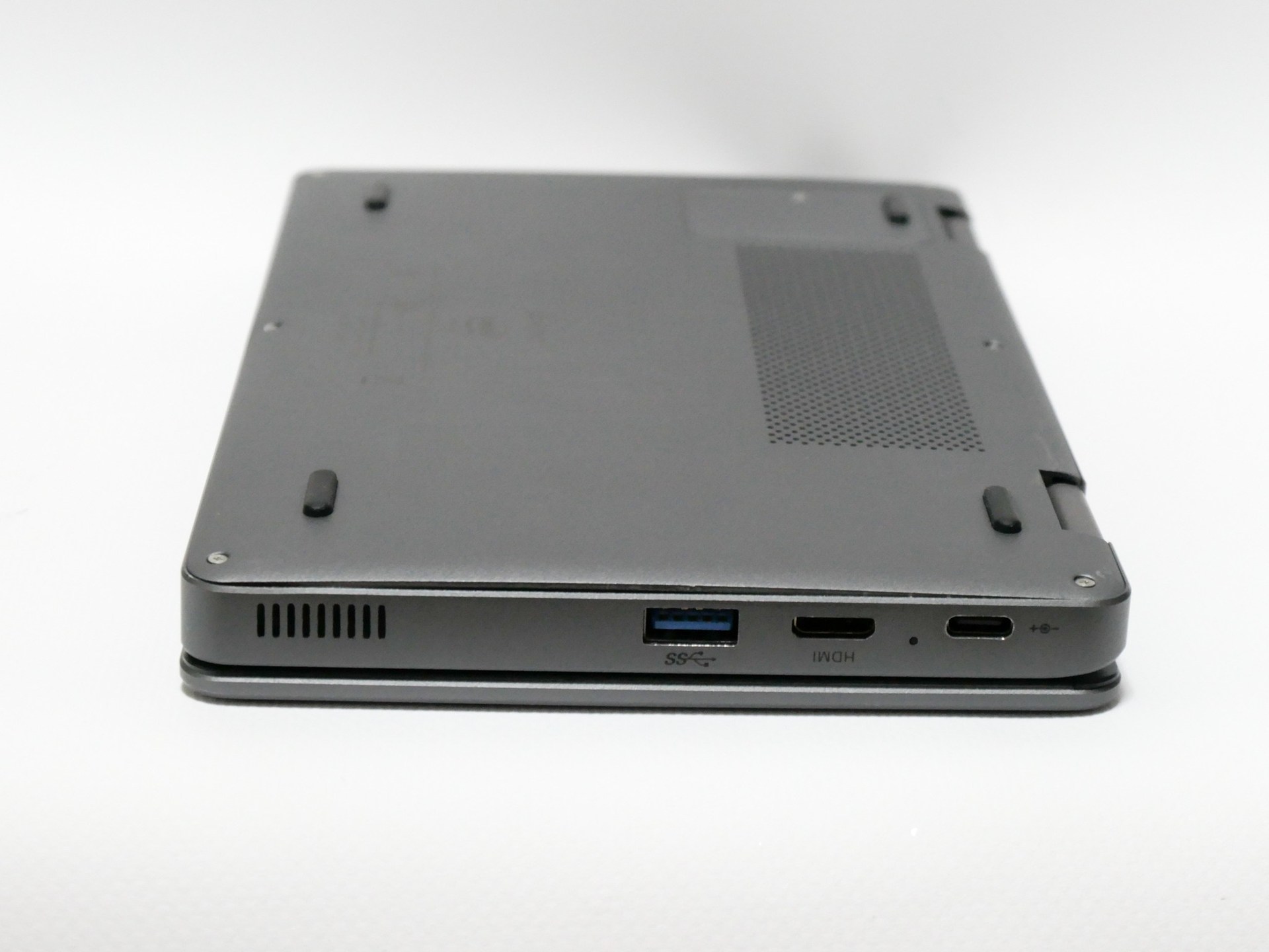 コロナ禍の時期にオンライン会議用として活躍してくれたUMPC。こちらは背面のカバーが盛り上がっており、明らかにバッテリーが膨らんできていることが分かる