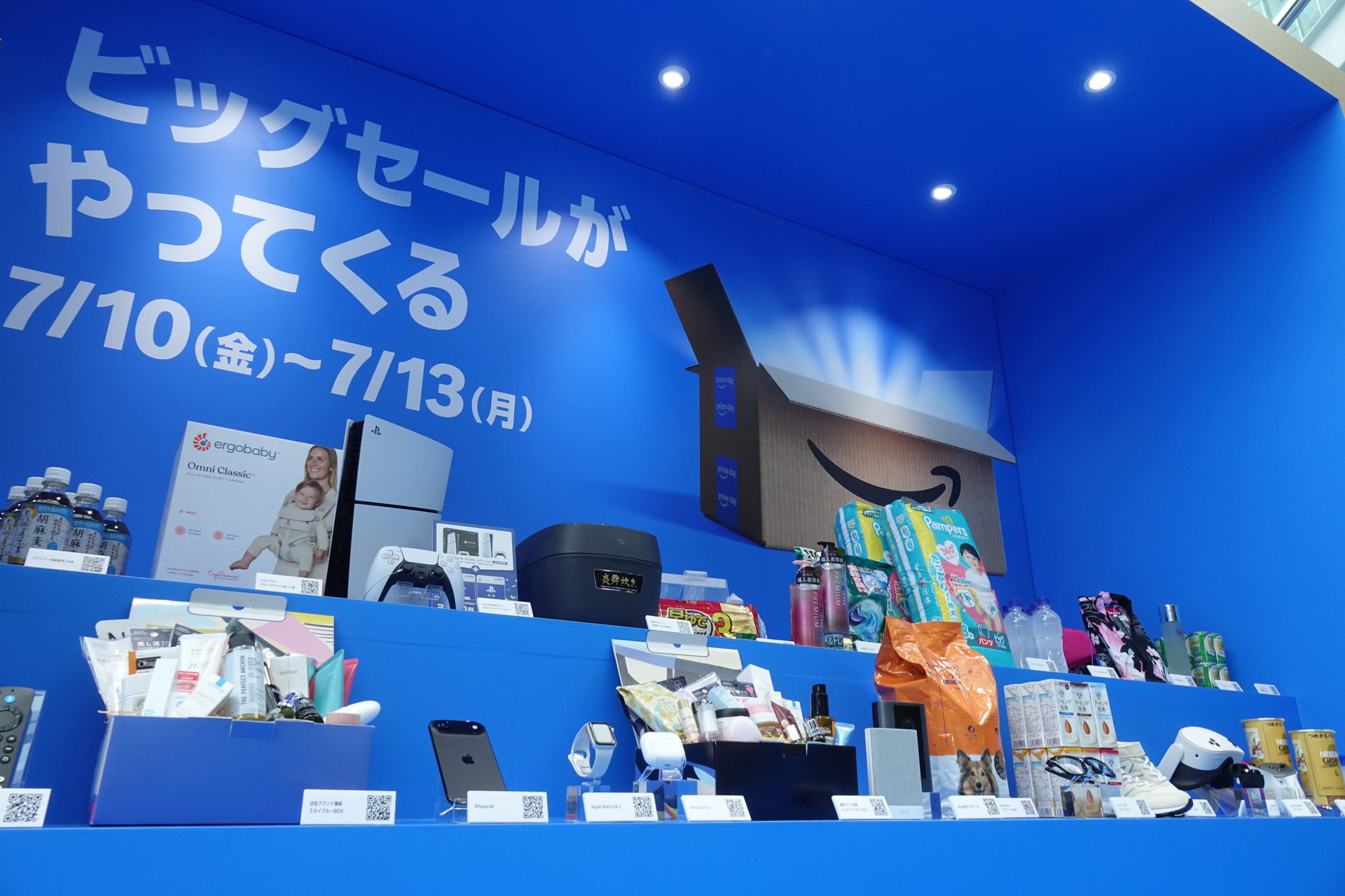 入口でもらえるうちわが参加証。一緒に手に持っているのは記者が当たったギフトカード