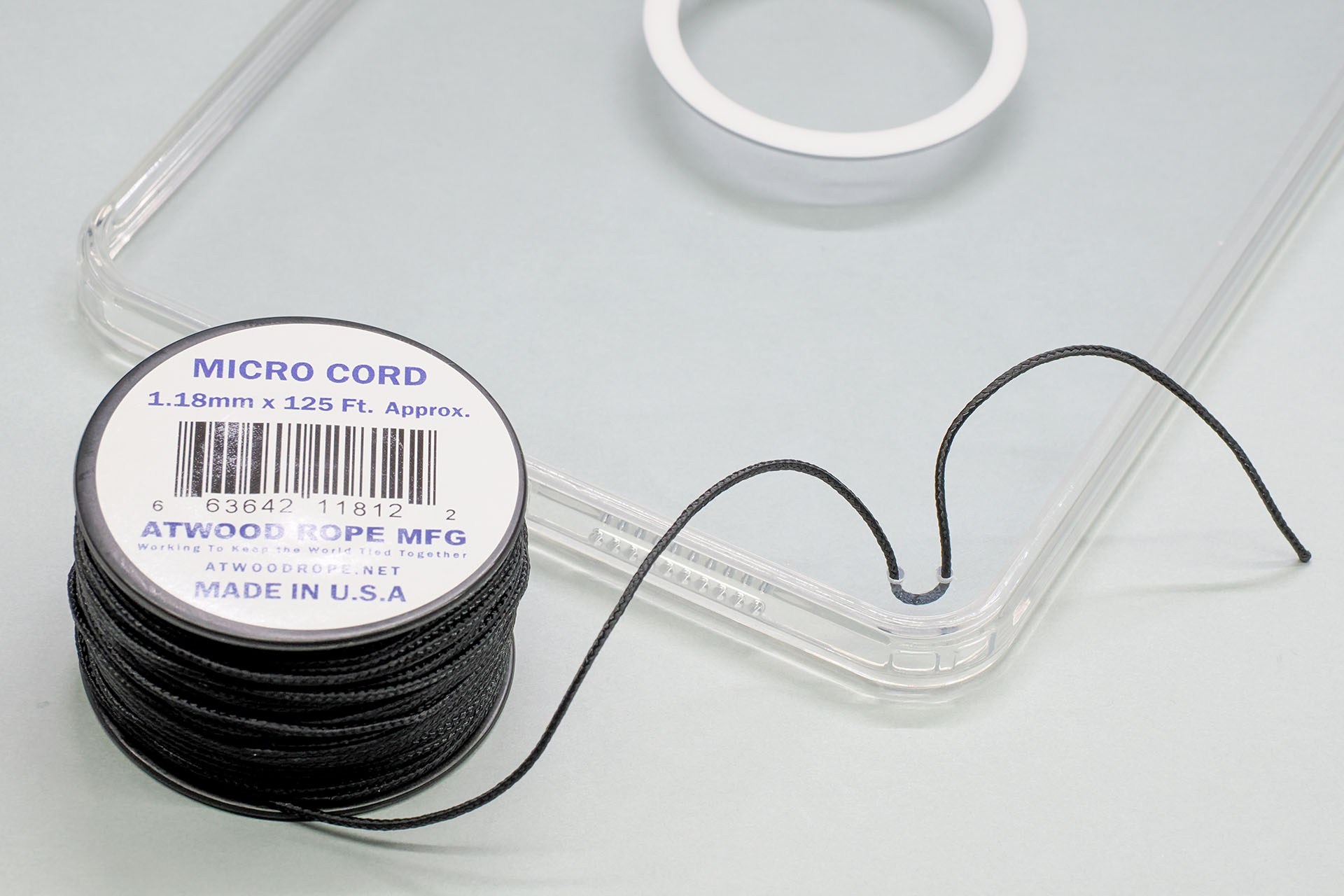 よく使っている「ATWOOD ROPE （アトウッドロープ） 1.18mm マイクロコード」。耐荷重は約45kgだが細い。これなら10万円オーバーとかの端末も安心して任せられるし扱いやすさも良好。これより細い「ATWOOD ROPE 0.75mm ナノコード」もあり、そちらは耐荷重約17kgで、これもまたストラップ用途に（も）適した紐だ。どちらも一巻き1000円前後で売られている。なお、ATWOOD ROPEブランドの化繊紐は太さ・カラー・柄の展開が非常に幅広いのでうっかり「ATWOOD ROPE萌え」してしまうと深刻な「ATWOOD ROPE沼」に陥ってヤベいレベルでの「ATWOOD ROPE散財」をする可能性があるから楽しいョ♪