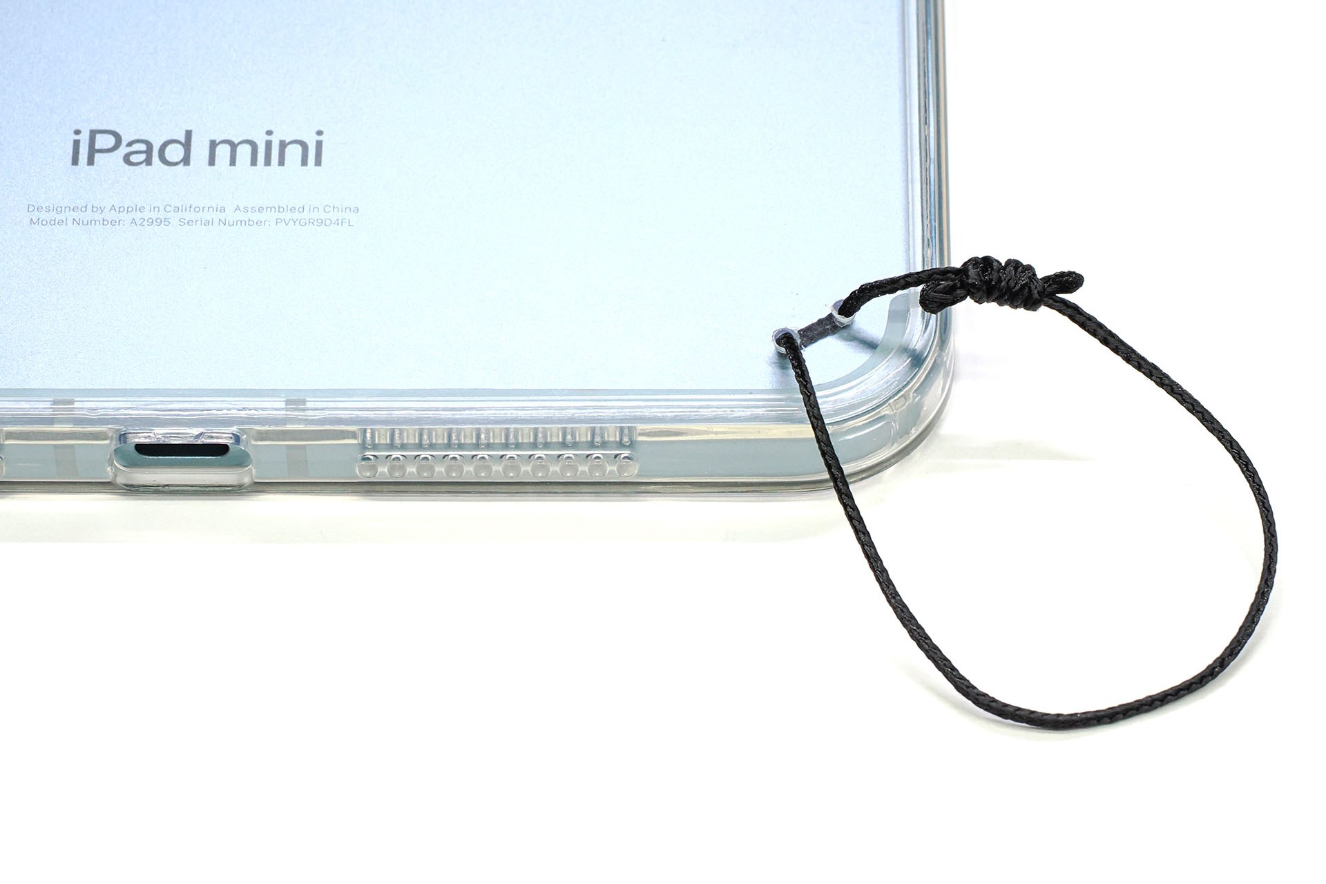 通した紐でループをつくる。紐の両端は「電車結び」などの強靭な結び方でつないで余分をカットする。カットした箇所は焼き止めるなどしてほつれ防止を施す。