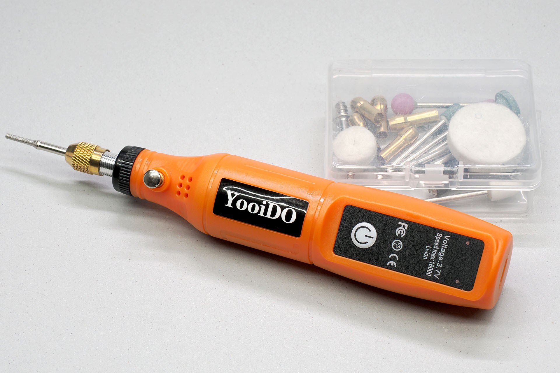 2080円だったので試しに買ってみたYooiDOブランドのリューター。充電式でいろいろなビットなどが付属していて、回転数もまあまあ高くてトルクもそこそこあった。繊細な用途には向かないかもしれないが、この価格にしては汎用性が高いと感じられた。