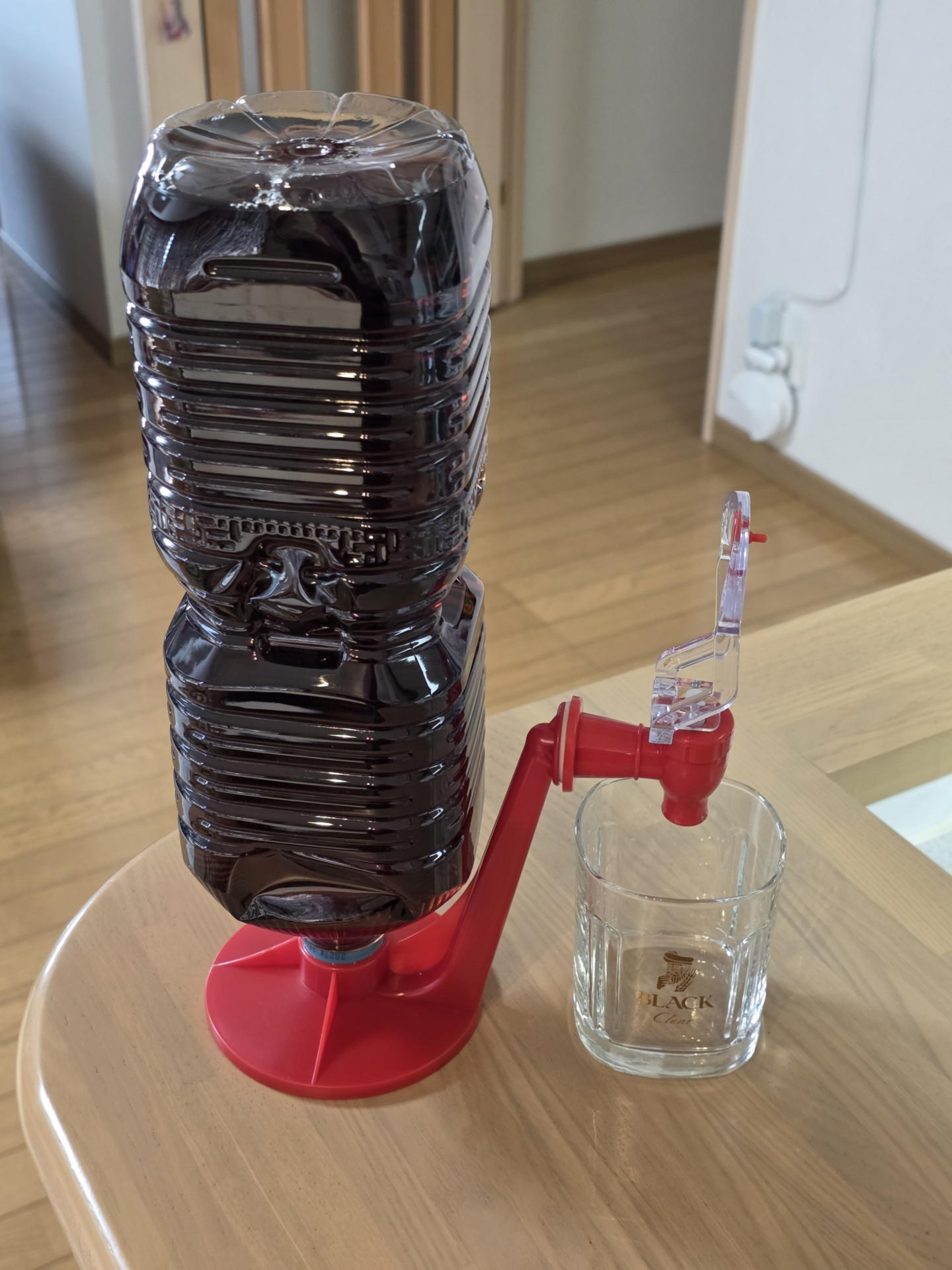 ボトルをセットした状態。この後、底面への「開孔の儀式」が待っている。