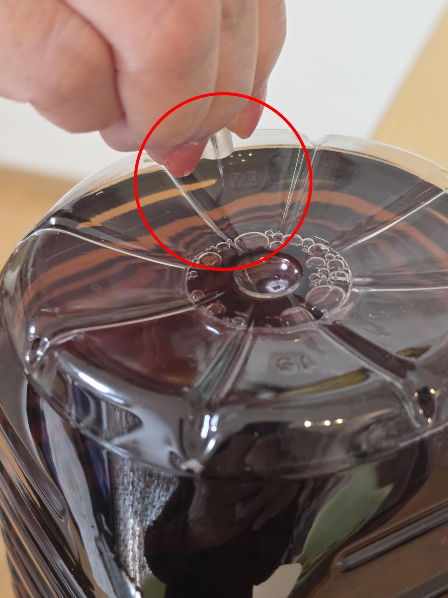分厚いボトルの底にピンで穴を開ける。この瞬間、引き金は引かれた。