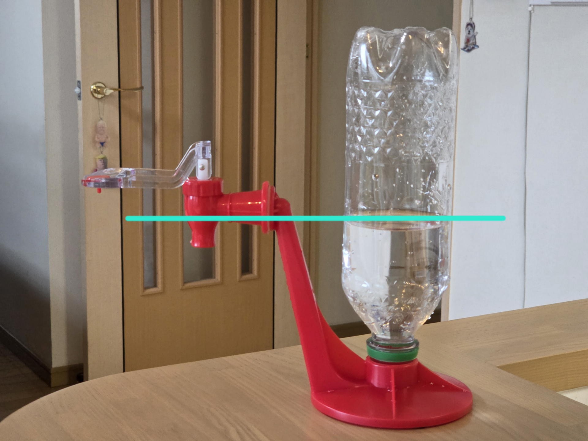 蛇口を開放していても、左右の水位が美しく揃った瞬間に放水は停止する。あとはボトルを指先で強く挟むしか放水手段はない。