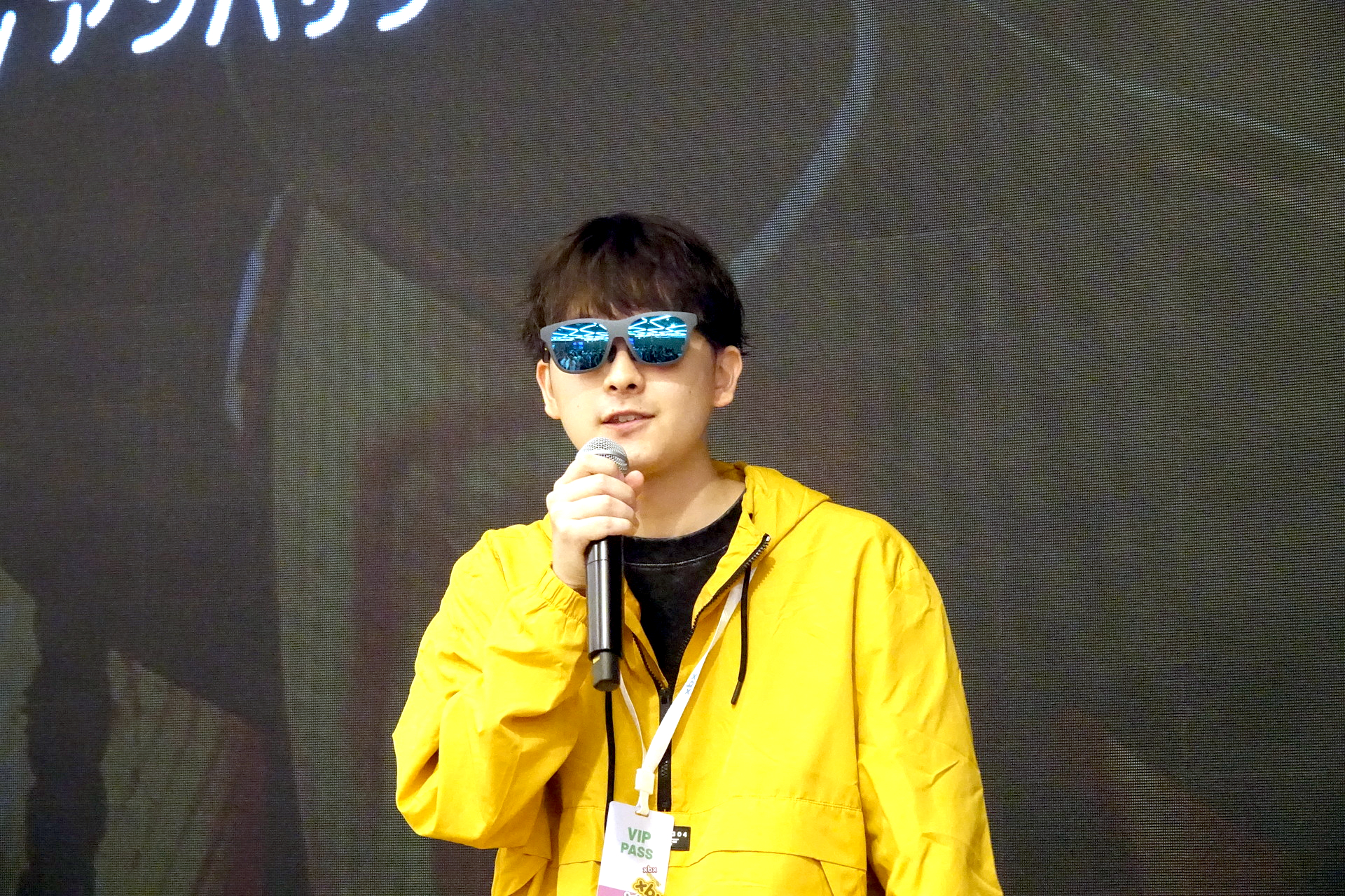 発表会に登壇したXREALアンバサダーのえのき氏。