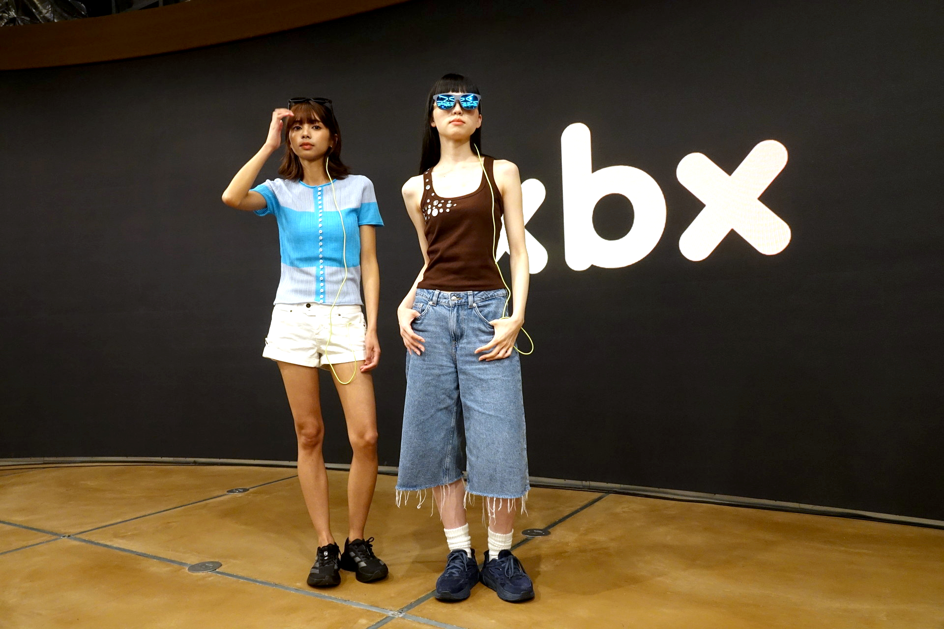 発表会に登壇したモデルの菊地ヘイセル（左）と碧（右）