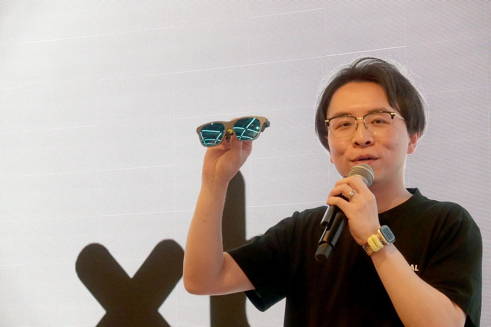 xbx a01+を手にするXREAL 製品戦略・エコシステム統括の高天夫氏
