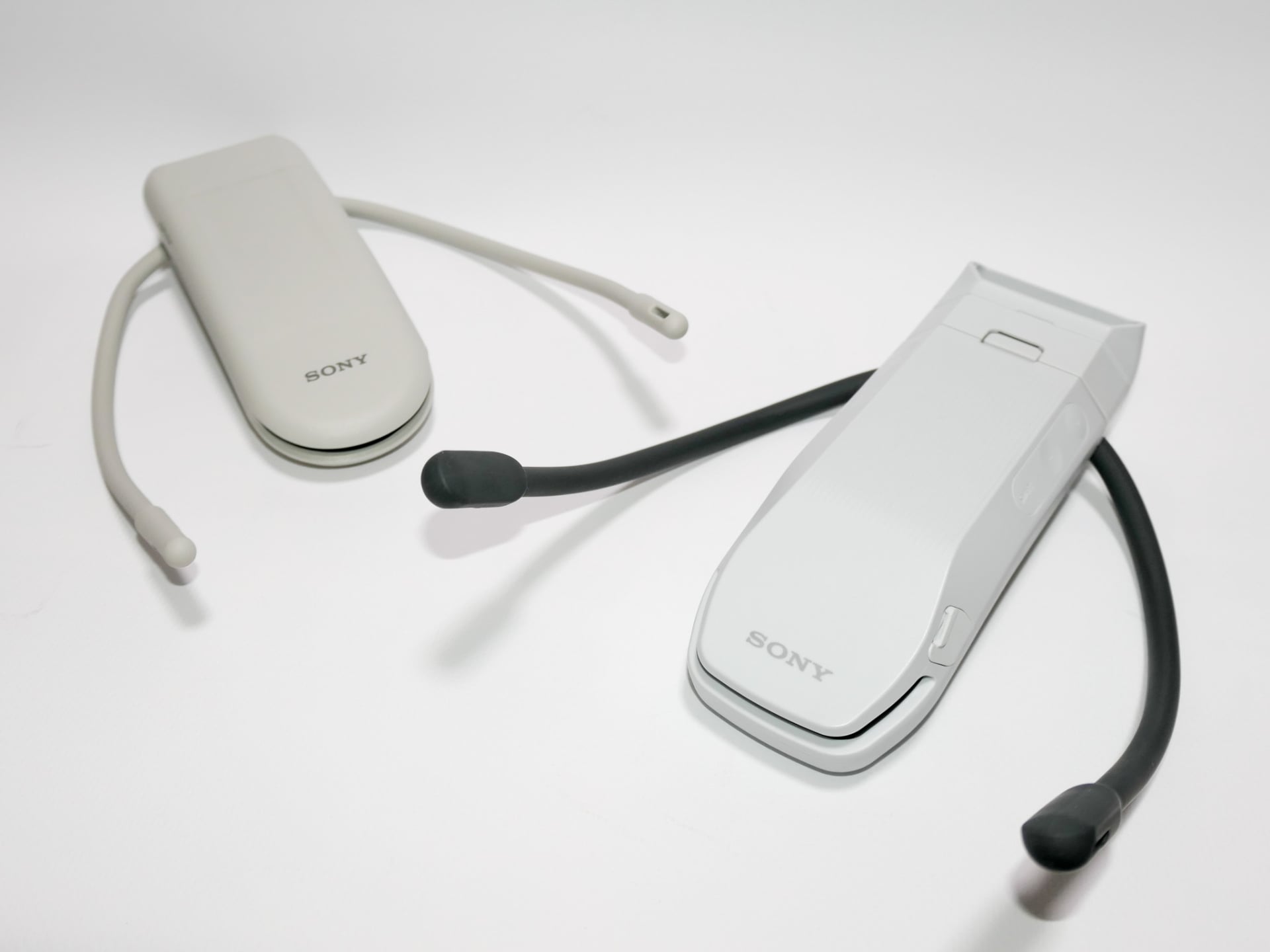 「REON POCKET」シリーズの最新モデル「REON POCKET 6」(左)と、その上位モデルとなる「REON POCKET PRO Plus」(右)。6代目となるだけに、冷却性能や着けやすさなどの改良がなされているようだ