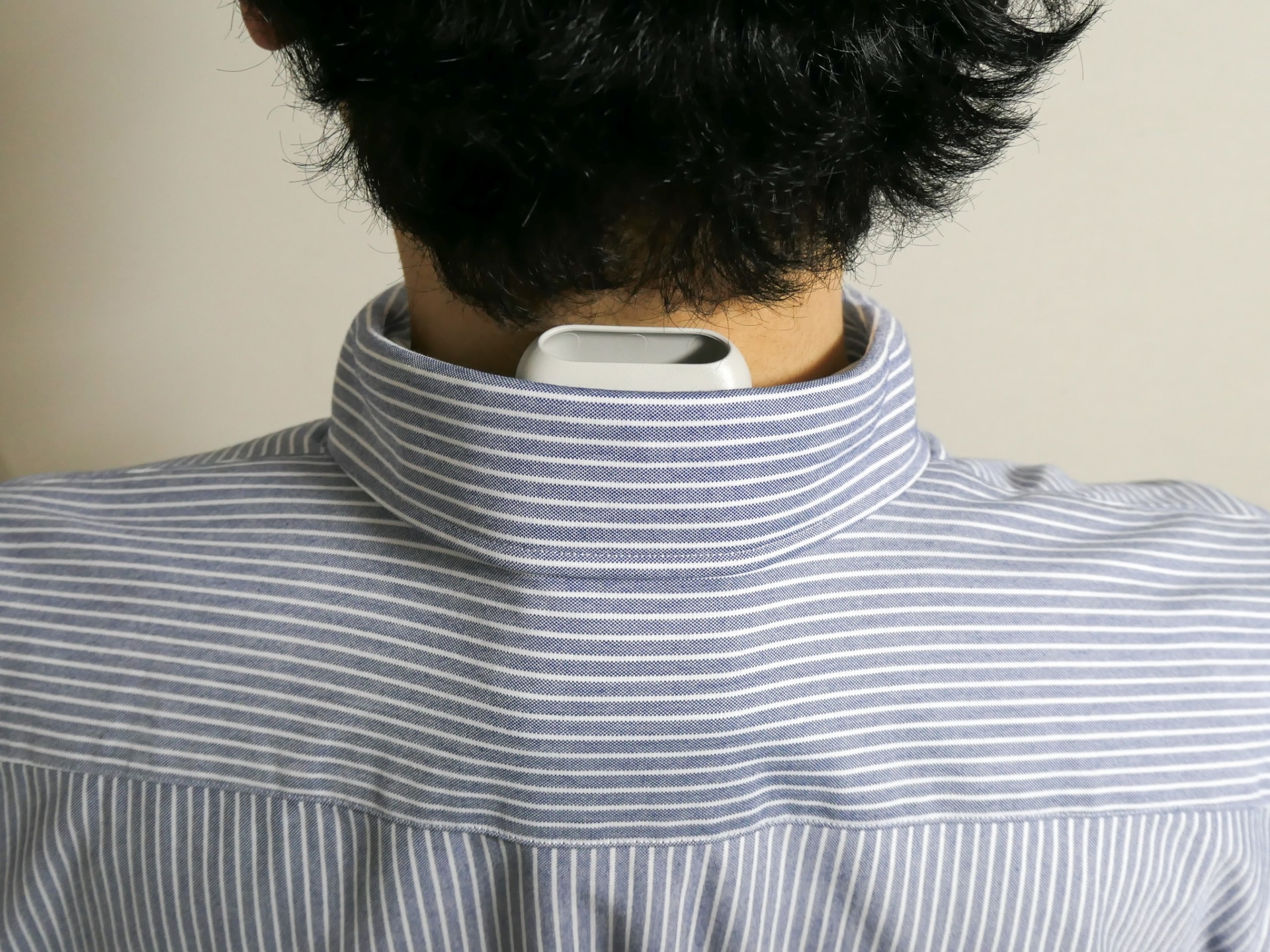 REON POCKET 6を装着してみたところ。上にシャツを着た状態なら、多少膨らみは出るもののあまり目立たない