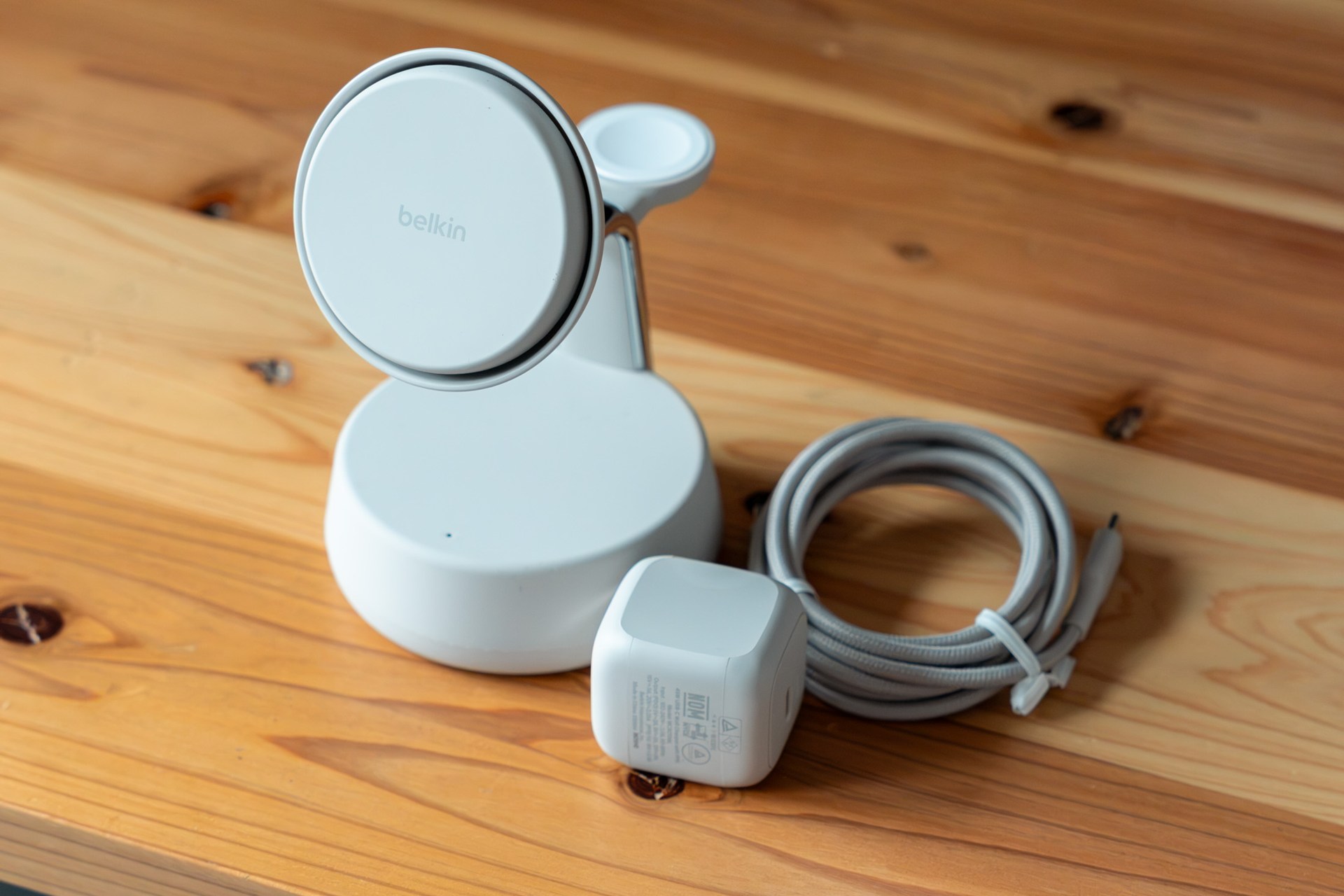 本体と同梱品一式。45WのUSB-C充電器と約1.5mのUSB-Cケーブルが付属する
