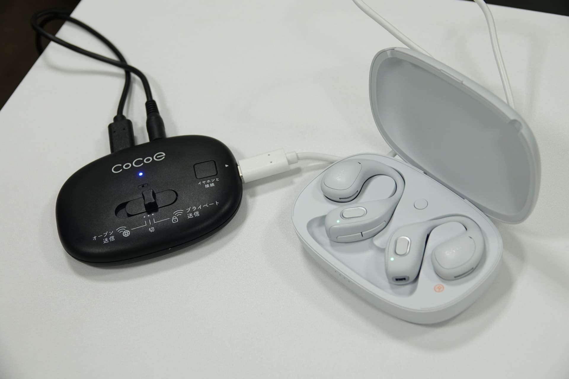 「cocoe Ear」の充電ケースと「cocoe Link」をつなげてボタンを押すだけでペアリングできる