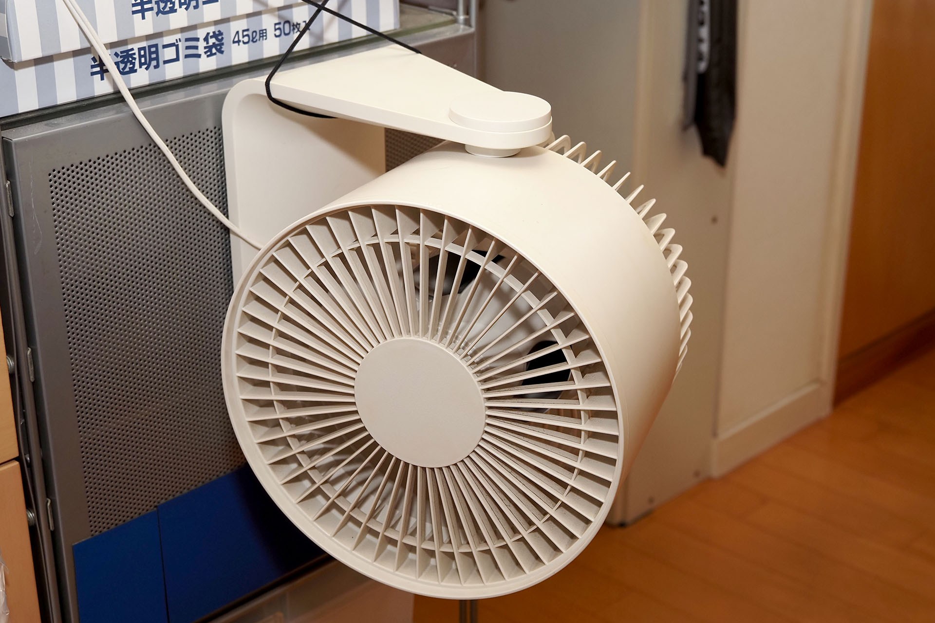 2011年に買った無印良品のサーキュレーター。棚に吊って扇風機としても空気撹拌用にも使用中。この時期には毎年使っている。もう15年も使っているのに全然壊れないし相変わらずメチャ静音。リビングでも15年使っている同型品があるが、それも同様。でも廃番になってしまったようで、現在は高機能な首振りタイプしかなく、写真のような使い方はできない。