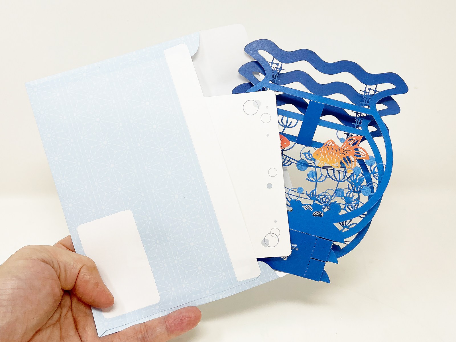 封筒とメッセージカードが付属します。