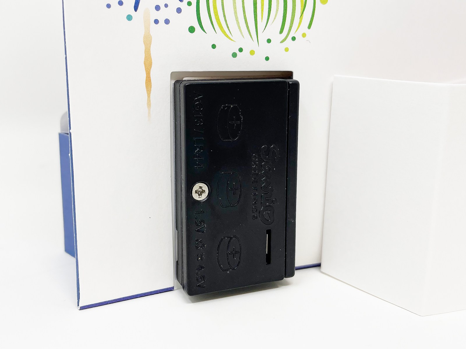 ねじをドライバーで外せば電池ボックスの電池を交換可能。電池を交換して来年以降も飾れます。