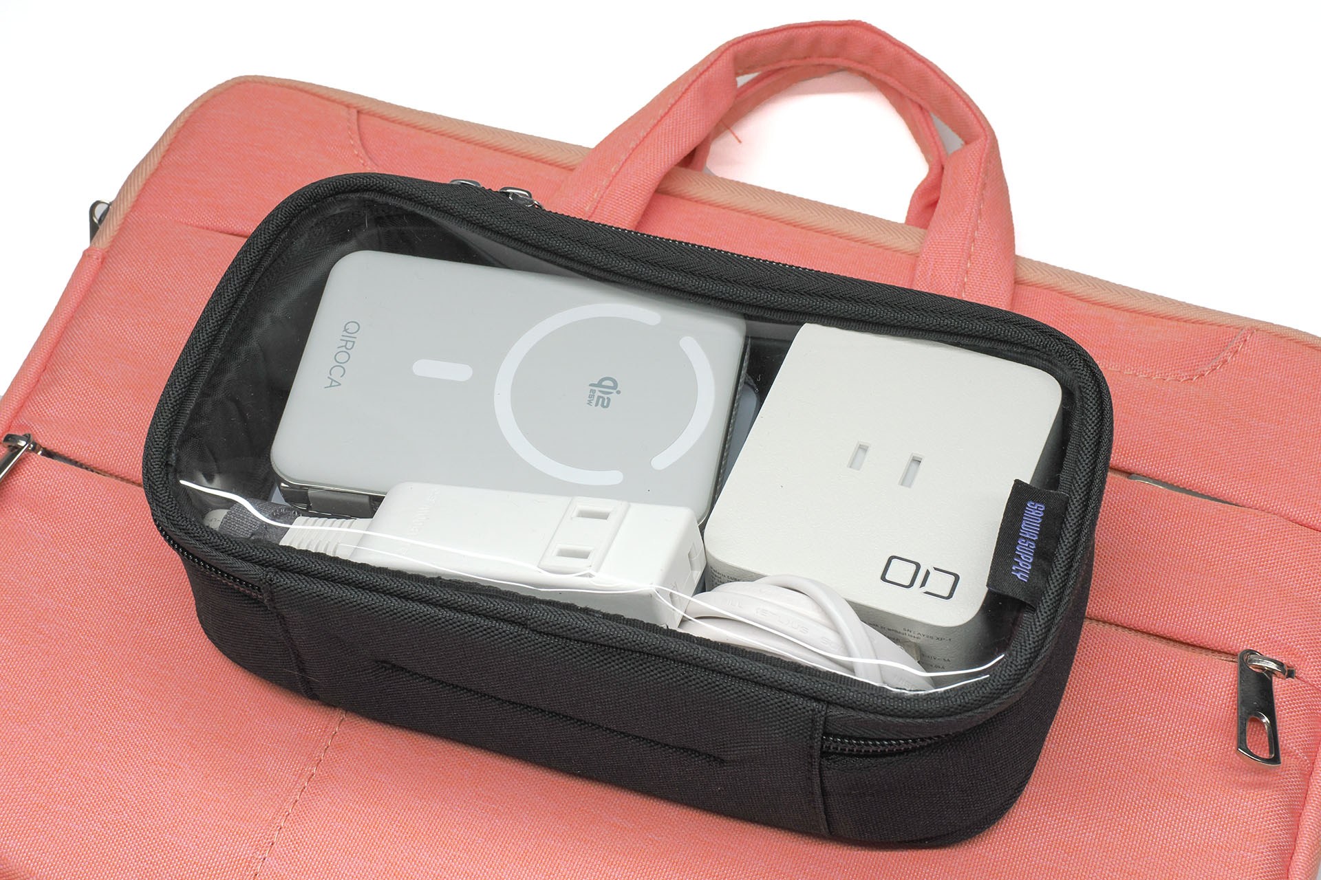 モバイルバッテリーやケーブル、USB充電器などはMサイズポーチにすっぽり収まった。ちなみに下に見えるピンクのケースにはMacBookが入っている。さらにちなみに、以前はケーブルやカメラ用バッテリーはこのピンクのケースのポケットに入れていて、探しにくく、出し入れもしにくかった。