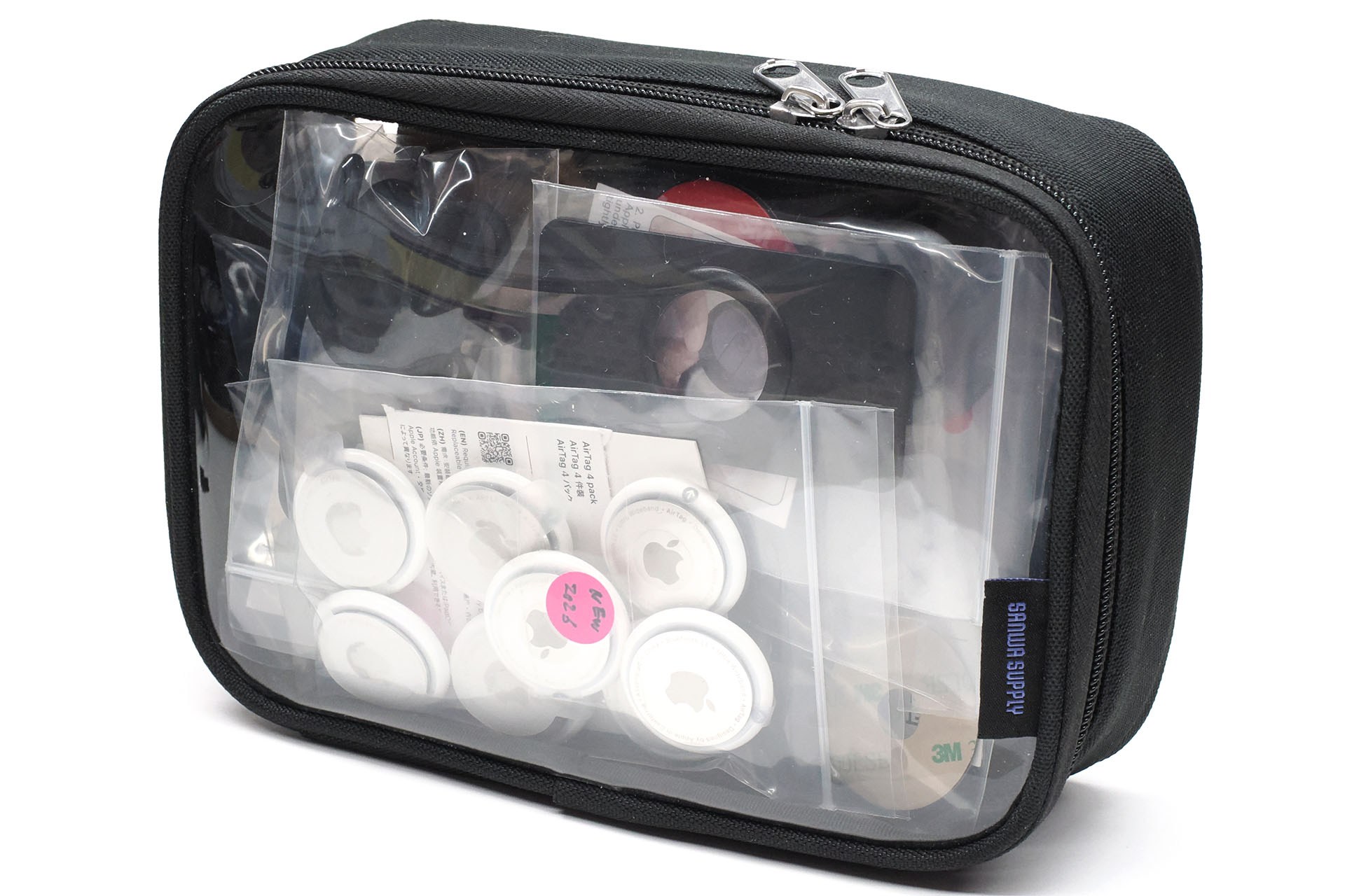 セールで売られていたりするとつい買ってしまうAirTag関連品。本体とかケースとかケース付属品とか。たまに「アレにAirTag付けたら便利かも」と思っても、引き出しにしまったAirTagやアクセサリーを発掘するのに一手間かかっていた。だが両面透明ポーチに入れたらすぐ見つけられるように。「あっアレにAirTagを付けよう」と思ったら即、AirTagとアクセサリーを取り出せるようになった。ちなみにこの裏側には、画面保護フィルムを貼るときに使うクリーナーなどが収められている。