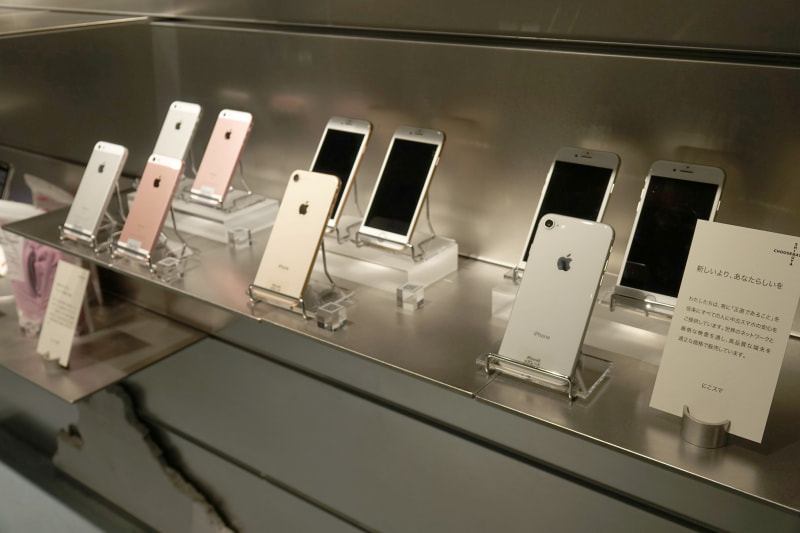 店頭に並ぶ中古スマートフォン