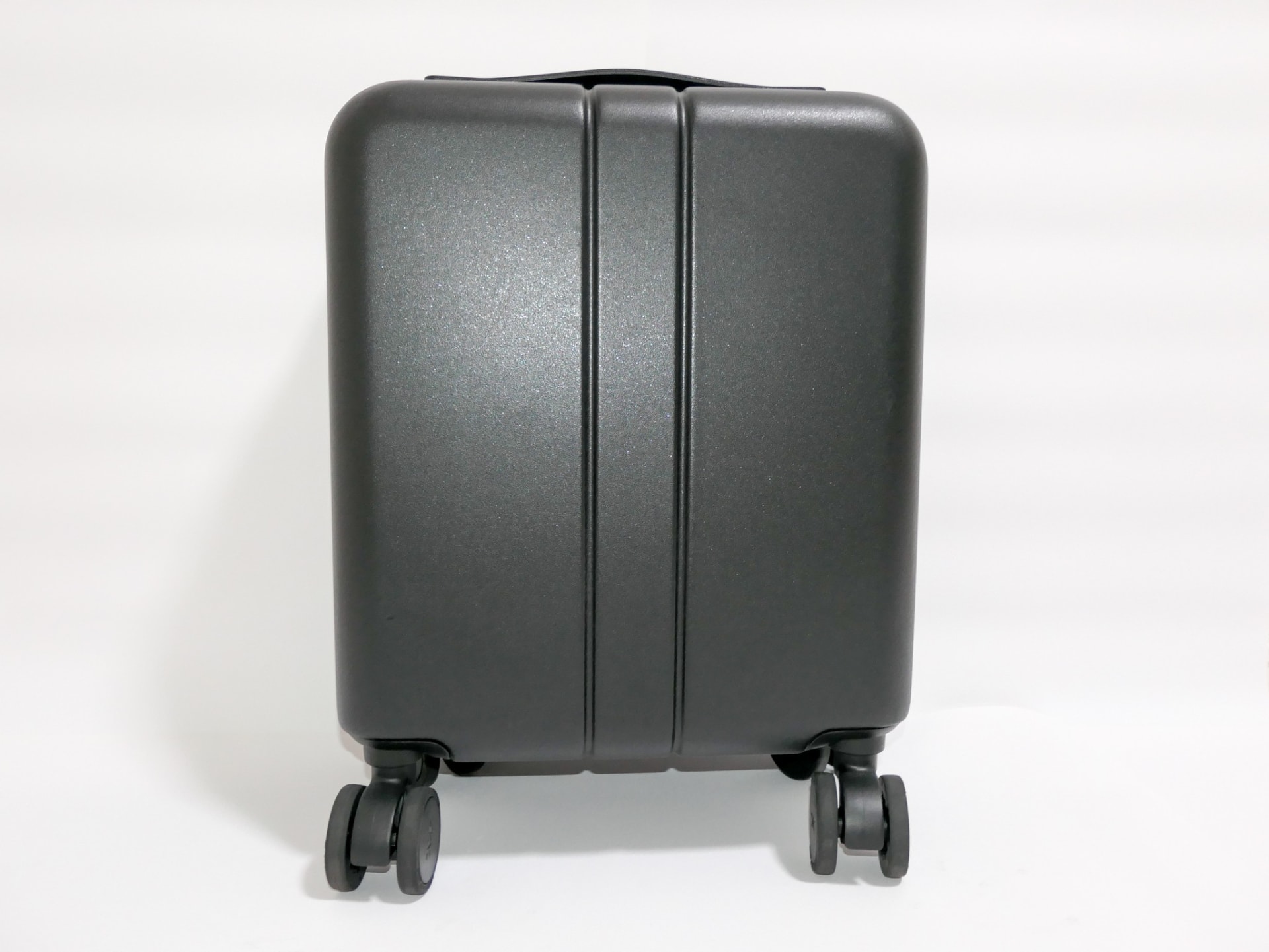 ▲1泊用の荷物が入る程度のキャリーバックとして選んだ、MAIMOの「COLOR YOU」。SS～Lの4サイズがあり、購入したのは最も小さいSSサイズ。外観はかなりシンプルだ