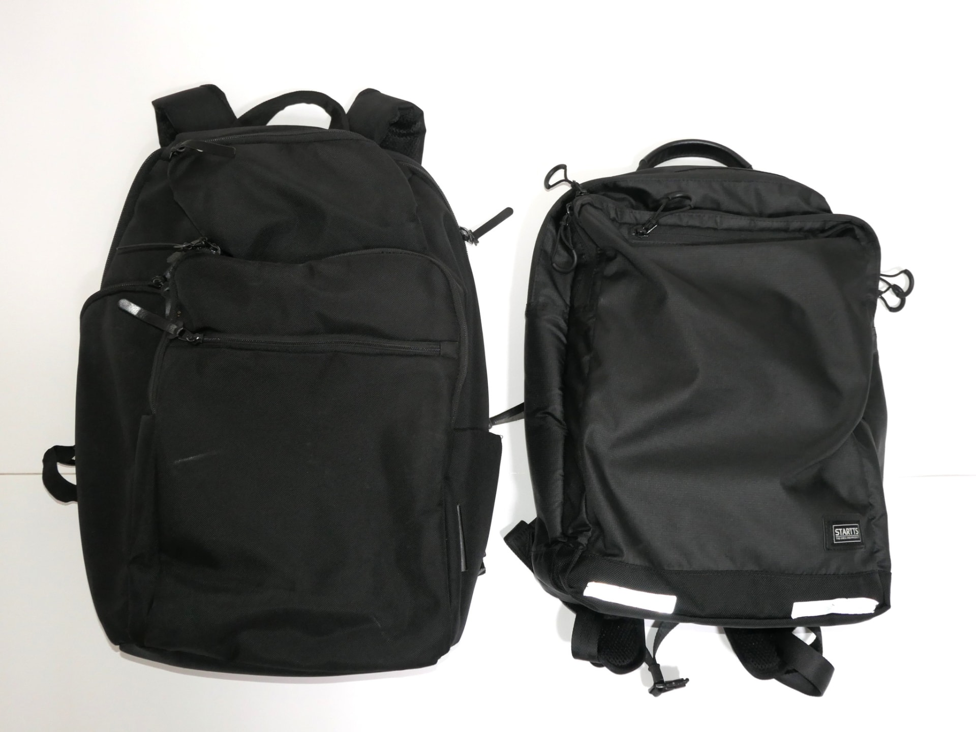 ▲腰に負担をかけないよう荷物をコンパクト化。リュックも大型のもの(左)から小型のもの(右)に変えたが、その結果出張時に困ることに。