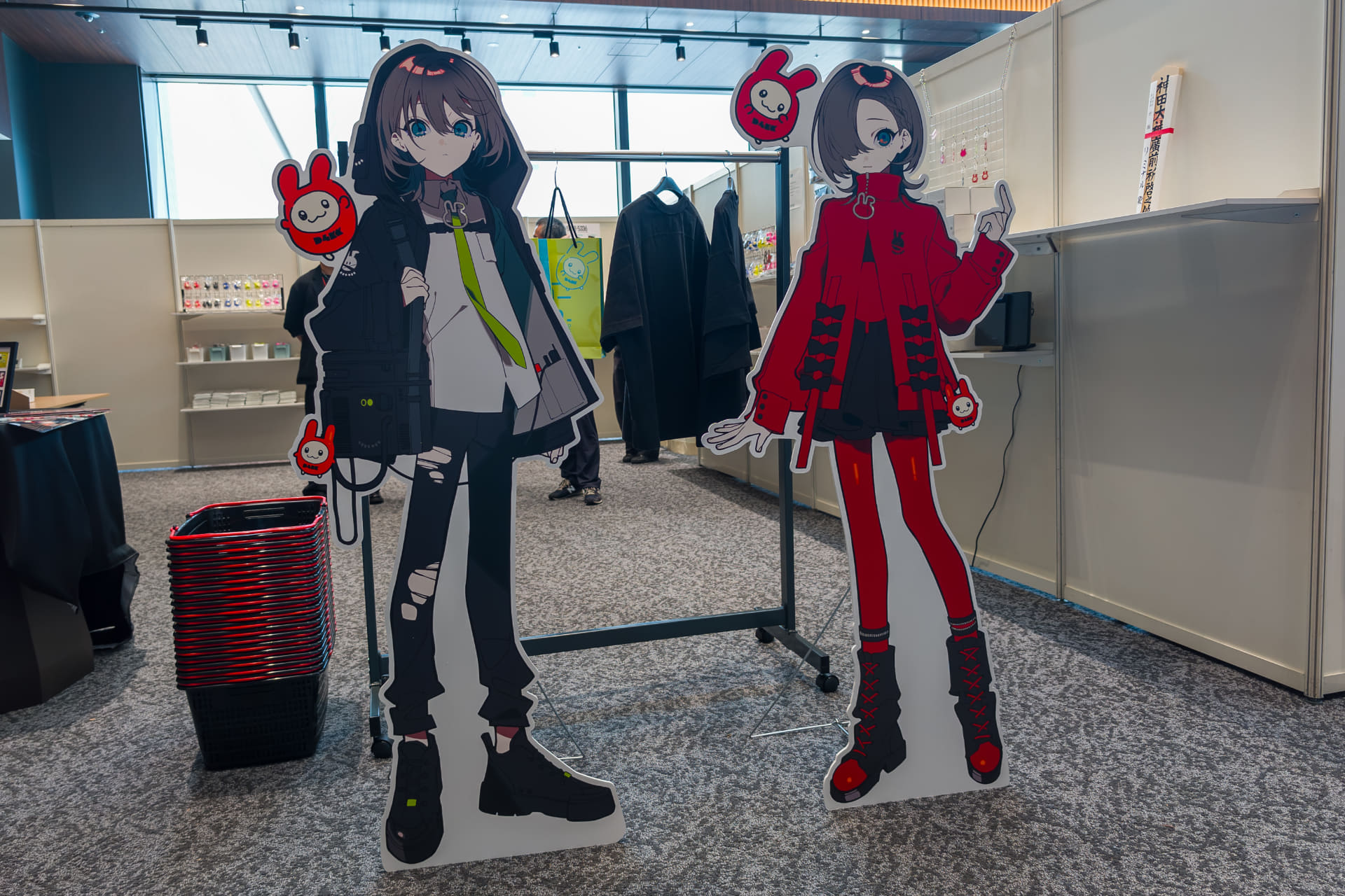 調査の手助けをしてくれる少女「金澤かな」とマスコットの「ラパン」。ヒントも教えてくれるので、謎解きが苦手な人でも問題ない