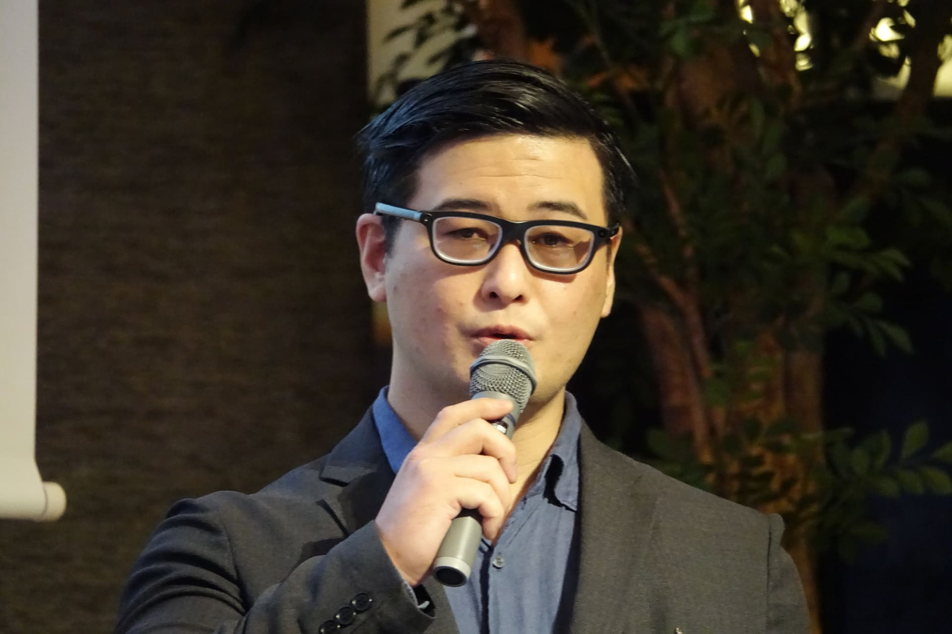イノモ日本セールスマネージャーの長野元親氏、この説明会でも「INMO GO3」のプロンプター機能を使っていた