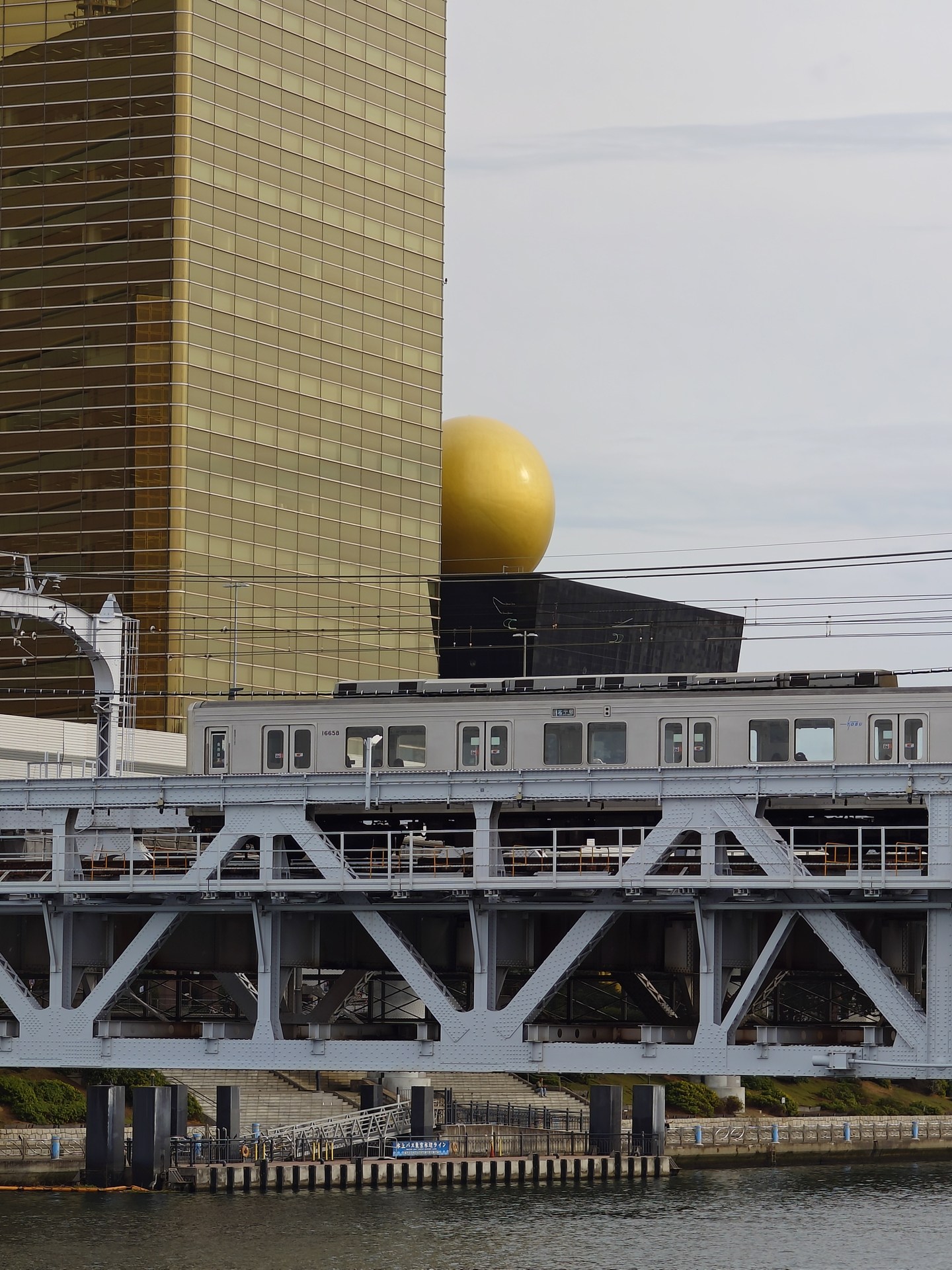 隅田川を渡る鉄道を狙う。望遠カメラの大型化されたセンサーによって、車両はもちろん、建物や岸辺のディテールもよく表現されている
