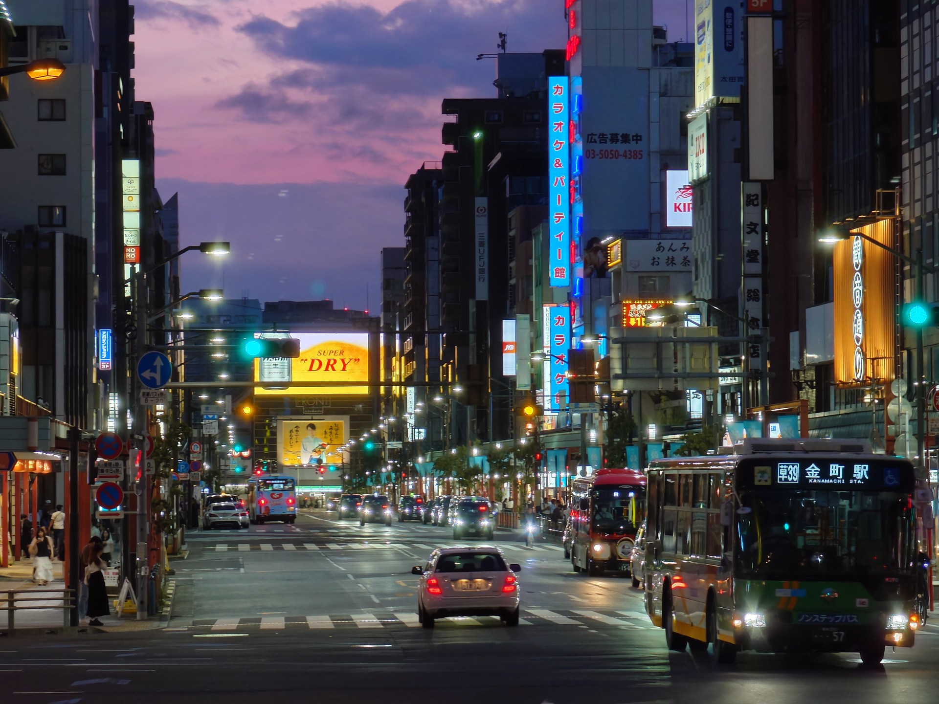 日が暮れようとしている浅草を望遠カメラで。ゴーストがいくつか発生しているが、F2.8、ISO500にしてはクリーンな写りに感じる。RAWマルチフレーム処理のおかげだろうか