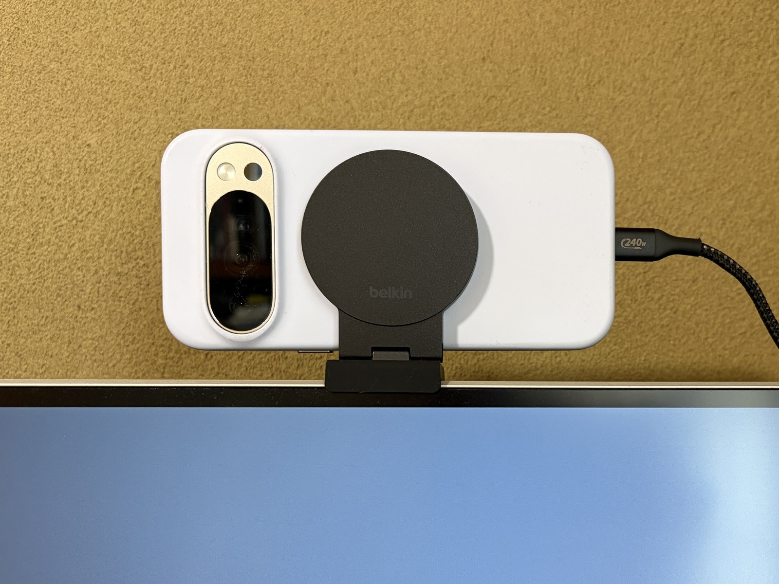 ベルキンの「MMA007btGY」をPixel 10 Proと組み合わせ、パソコン用ディスプレイ上部に固定したところ