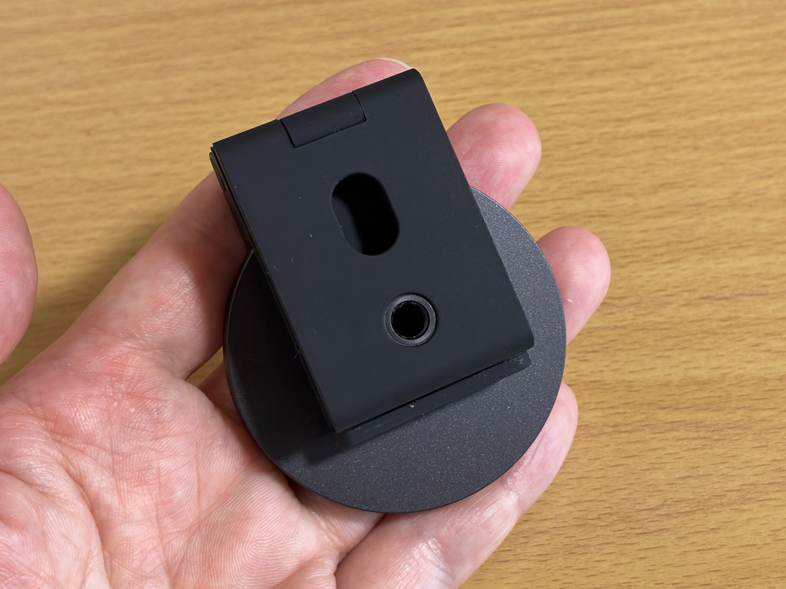 折りたためばコンパクトですが、持ったときの重量感はなかなか（実測値で133g）。三脚用の穴も用意されています