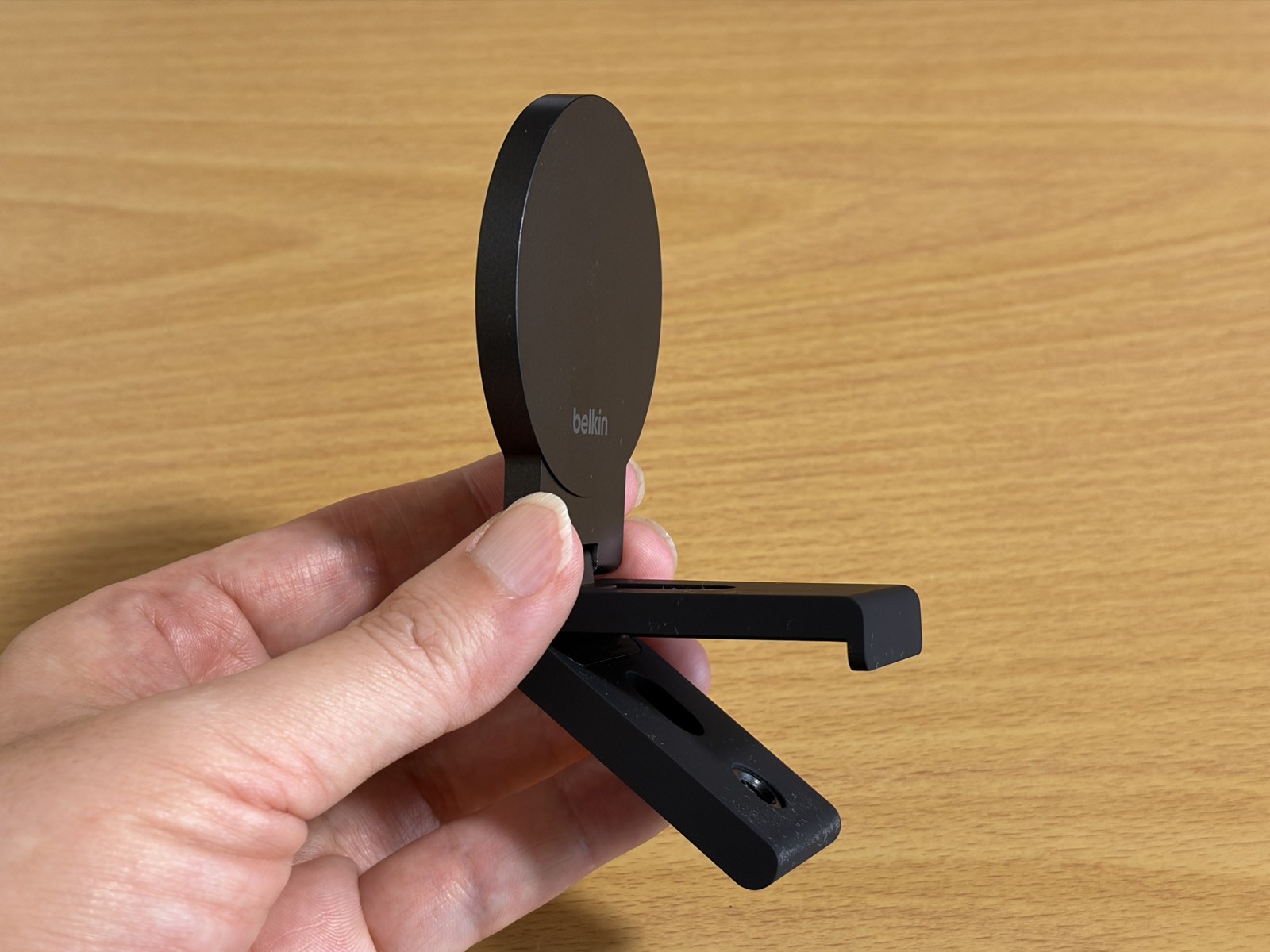 使用する際は、このように開きます。構造的には、Webカメラのスタンドとそっくり