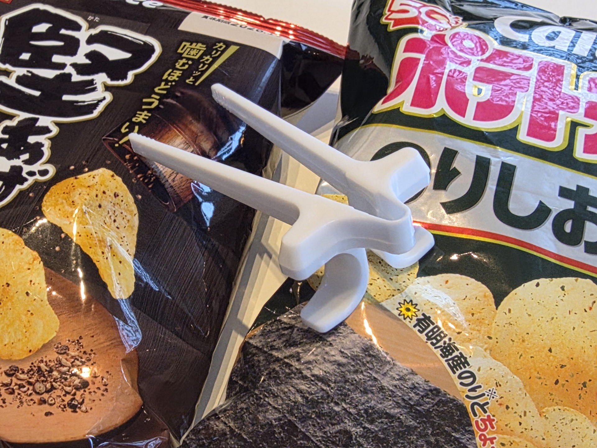 ゲームや原稿執筆にお菓子は欠かせない相棒だ