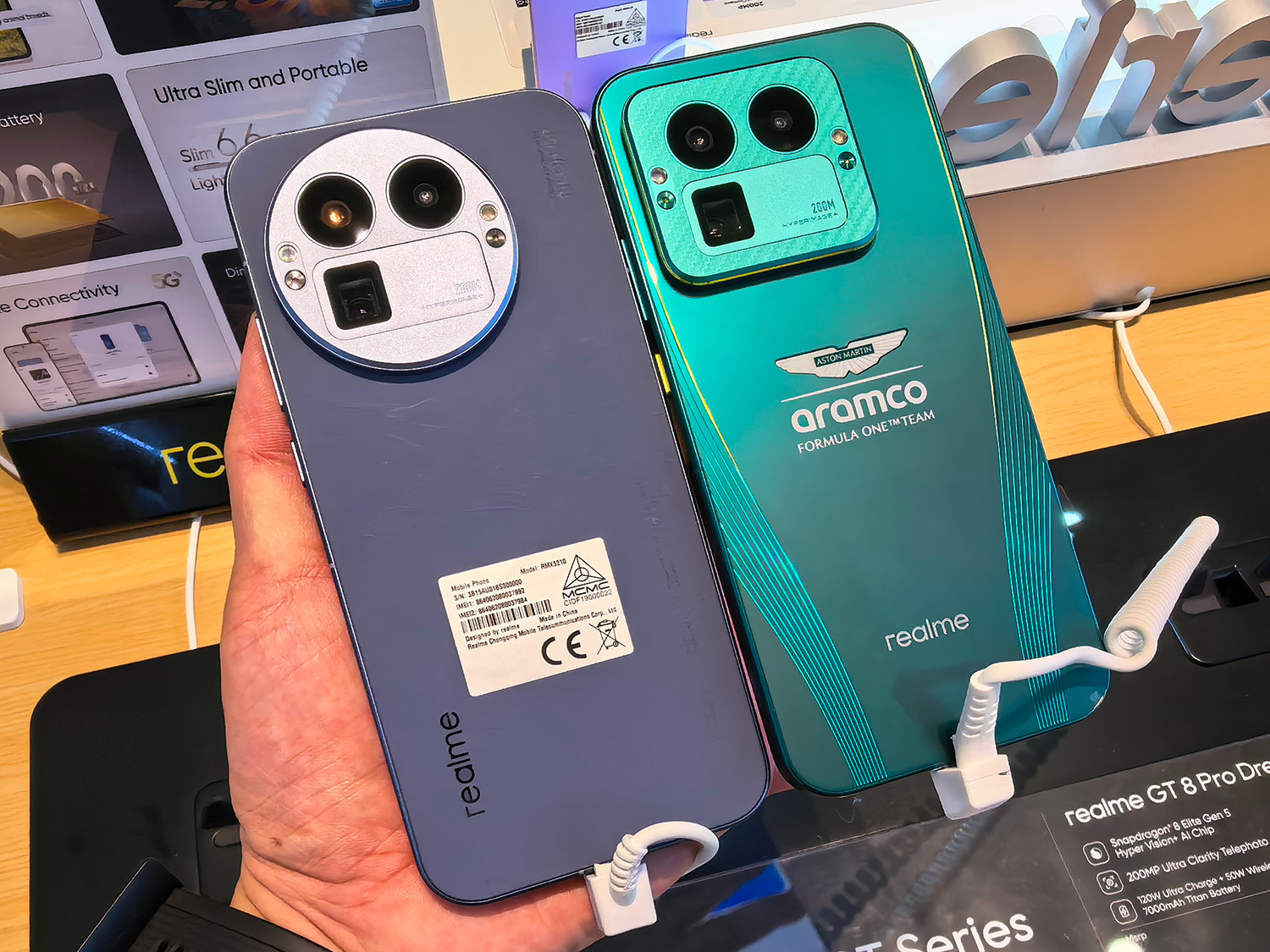 リコーGRコラボの「GT 8 Pro」。右はDream Edition