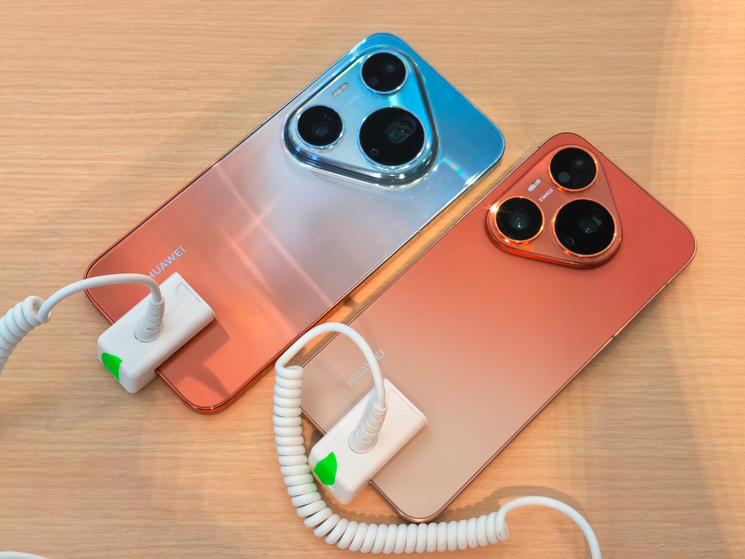 発表会で見た「Pura 90s Pro Max」と「Pura 90s Pro」