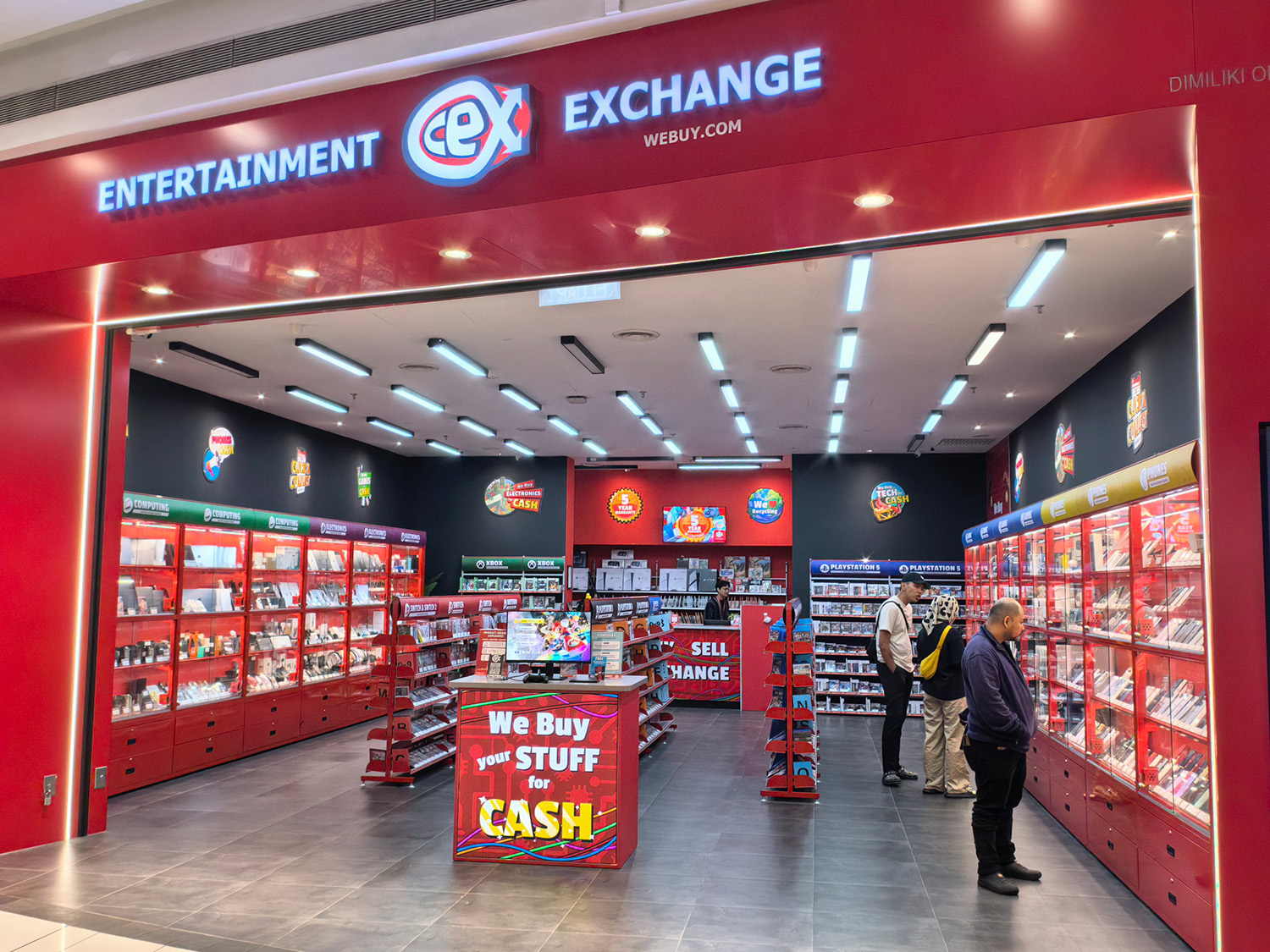 ガジェット中古店ではスマホも展示されていた