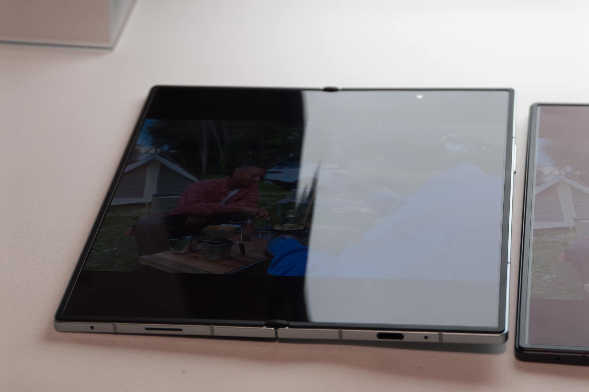左＝Galaxy Z Fold7、右＝Galaxy Z Fold8。折り目部分に注目すると光の反射の歪みが少ないことがわかる