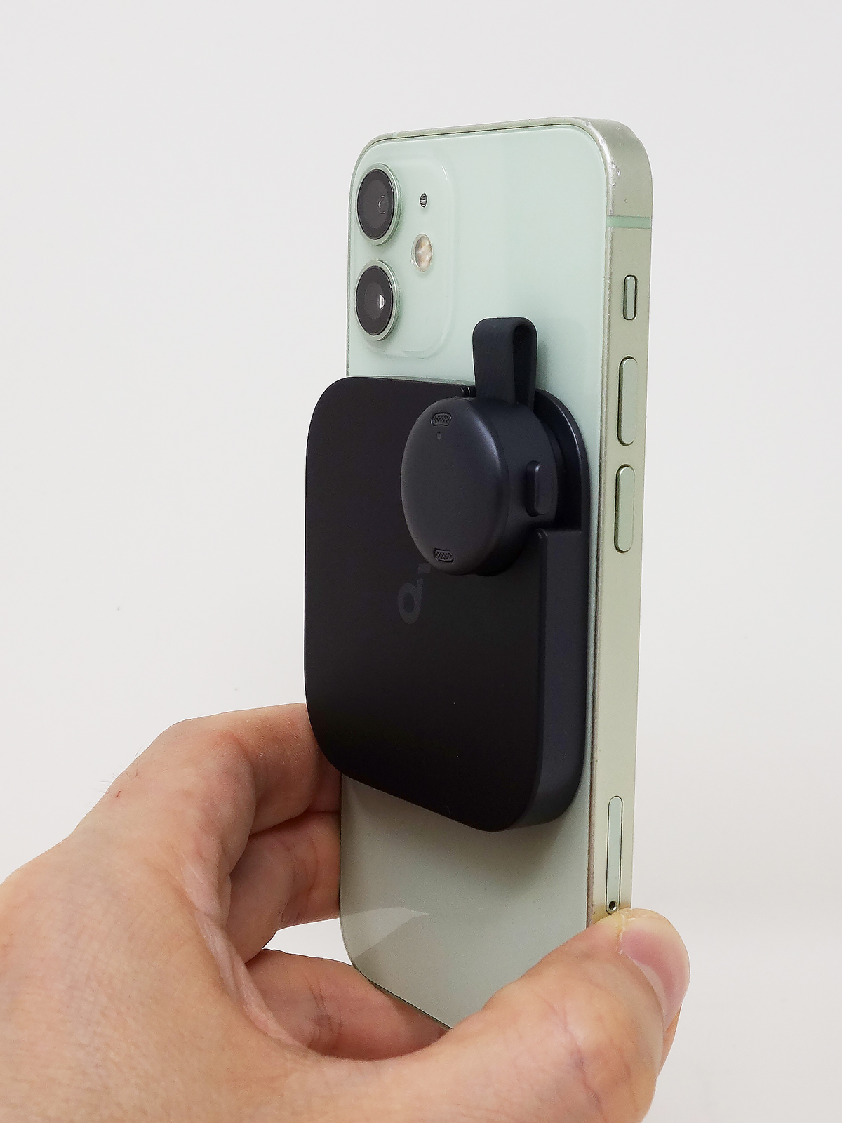 本体に磁石が仕込まれているので、MagSafeに対応したiPhoneなら背中に子ガメのように貼り付けて持ち運ぶことも可能です。
