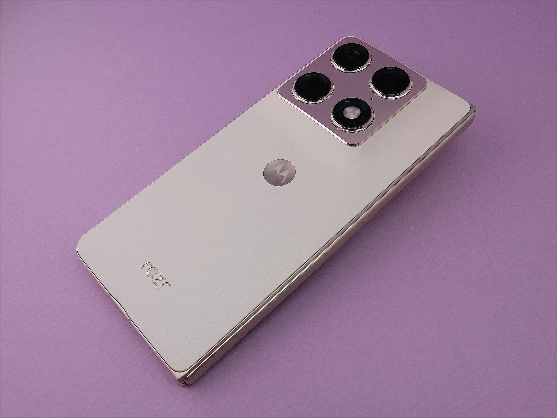 本体を閉じた状態の背面。中央にモトローラの「M」マーク、下側に「razr」のロゴがあしらわれている。背面部分は指紋の付きにくい仕上げ。PANTONE Blackened Blueは別の仕上げを採用