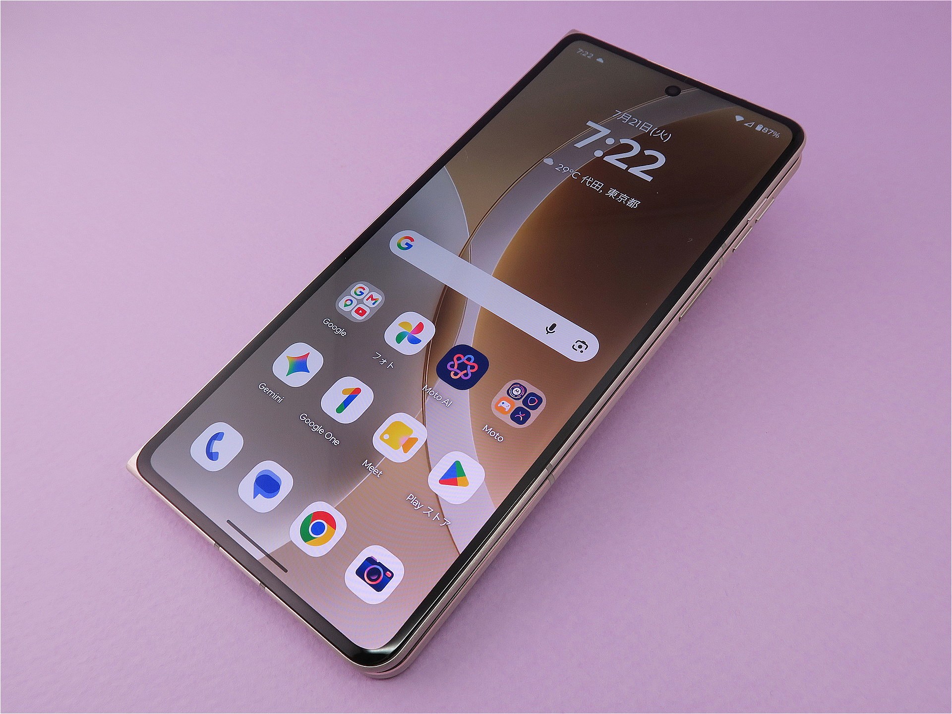 本体を閉じたときのサイズ感は一般的なスレート形スマートフォンと変わらない