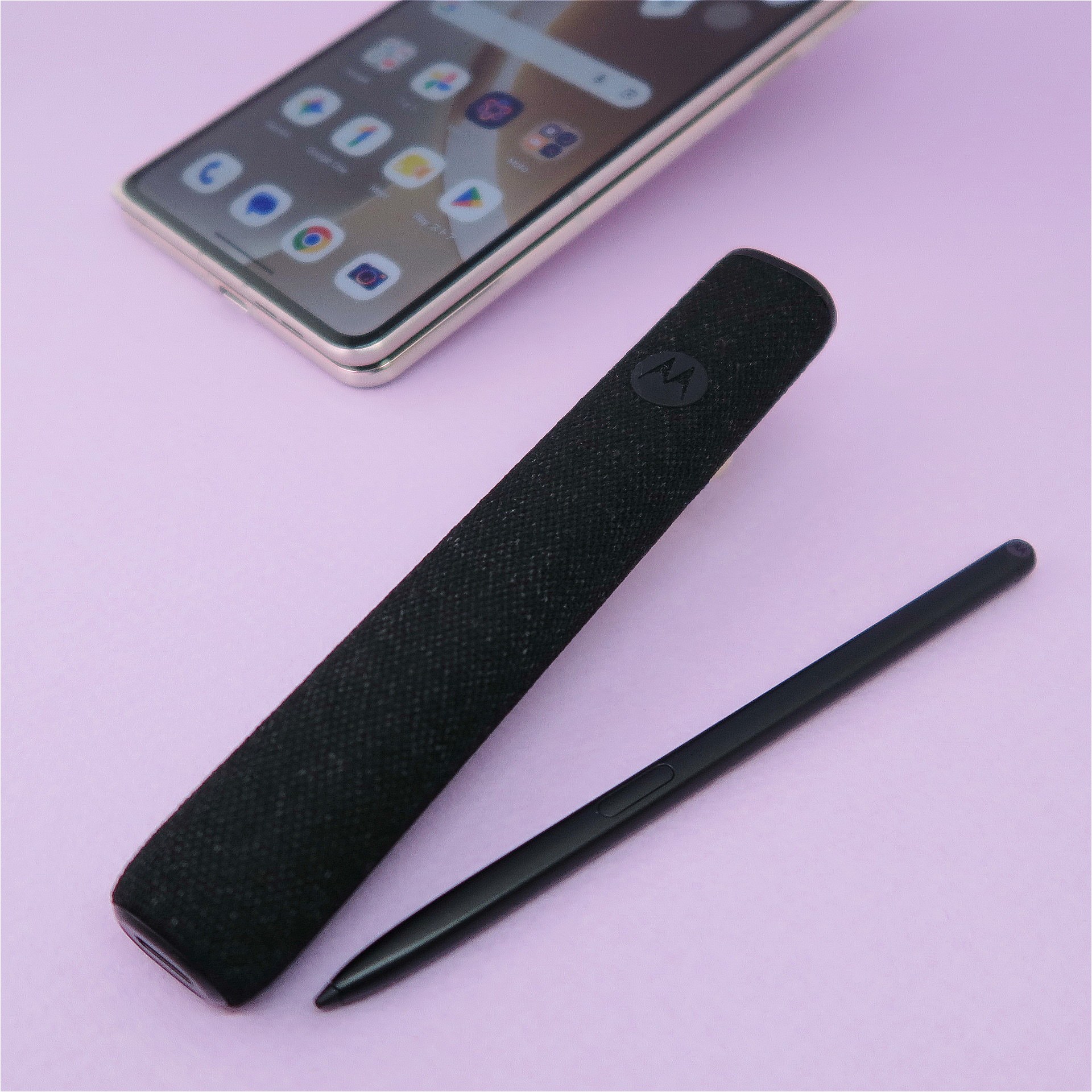 別売の「motorola pen ultra」は充電可能なケースとペンで構成される。価格は1万2000円