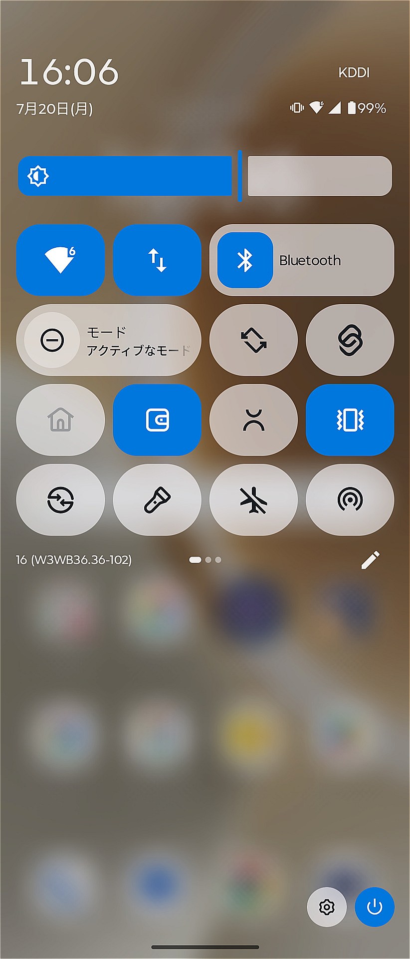 画面を下方向にスワイプすると、クイック設定パネルが表示される。各機能がアイコン表示のみで、キャプション（機能名表示）がないのはやや不親切。慣れてしまえば、気にならないが……