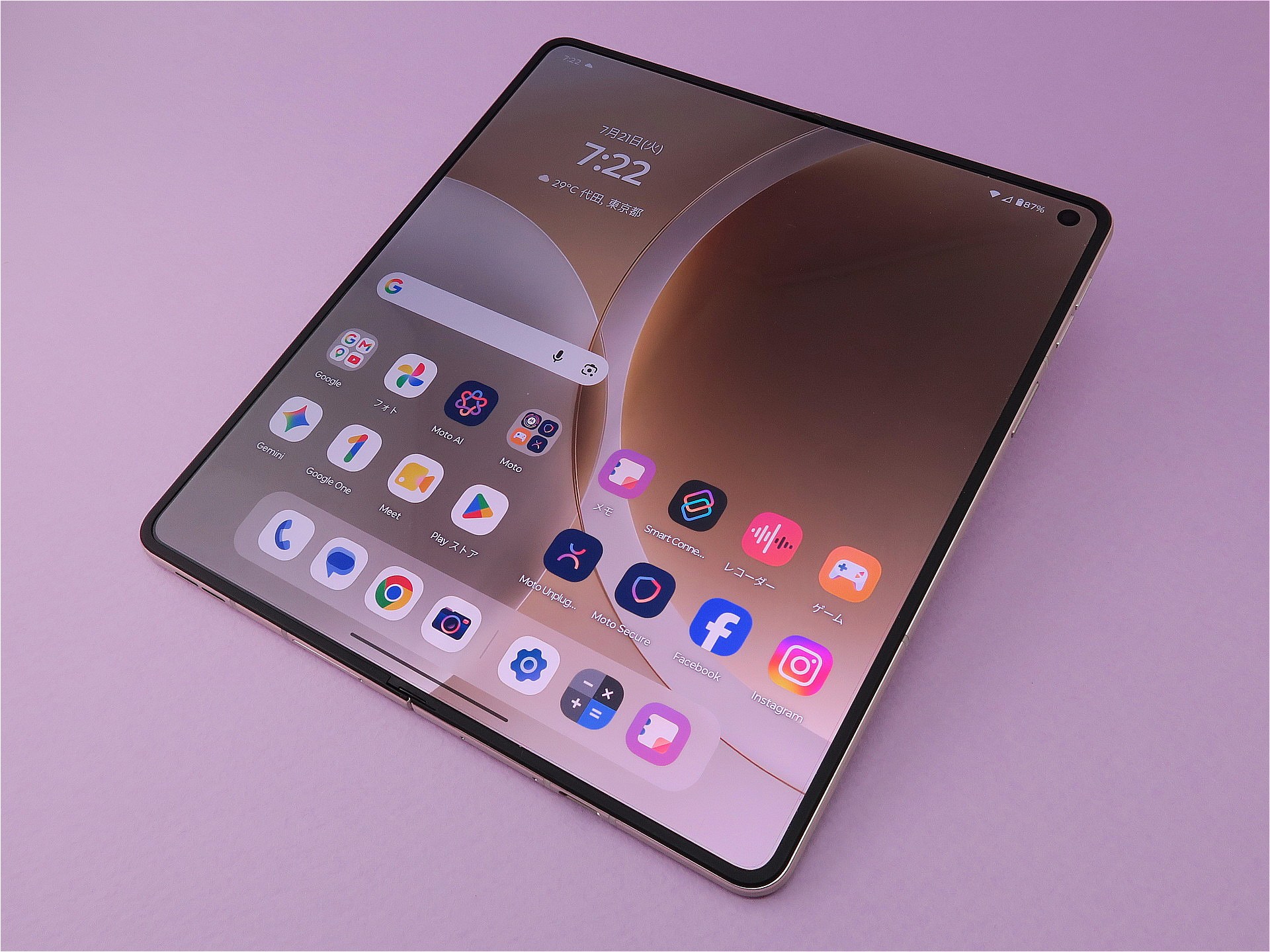 モトローラ・モビリティ・ジャパン「motorola razr fold」、サイズ（開いた状態）：約160.5mm（高さ）×144.47mm（幅）×4.55mm（厚さ）、（閉じた状態）：約160.5mm（高さ）×73.6mm（幅）×9.89mm（厚さ）、約243g（重さ）、カラー：PANTONE Lily White （リリーホワイト）（写真）、PANTONE Blackened Blue（ブラッケンドブルー）をラインアップ